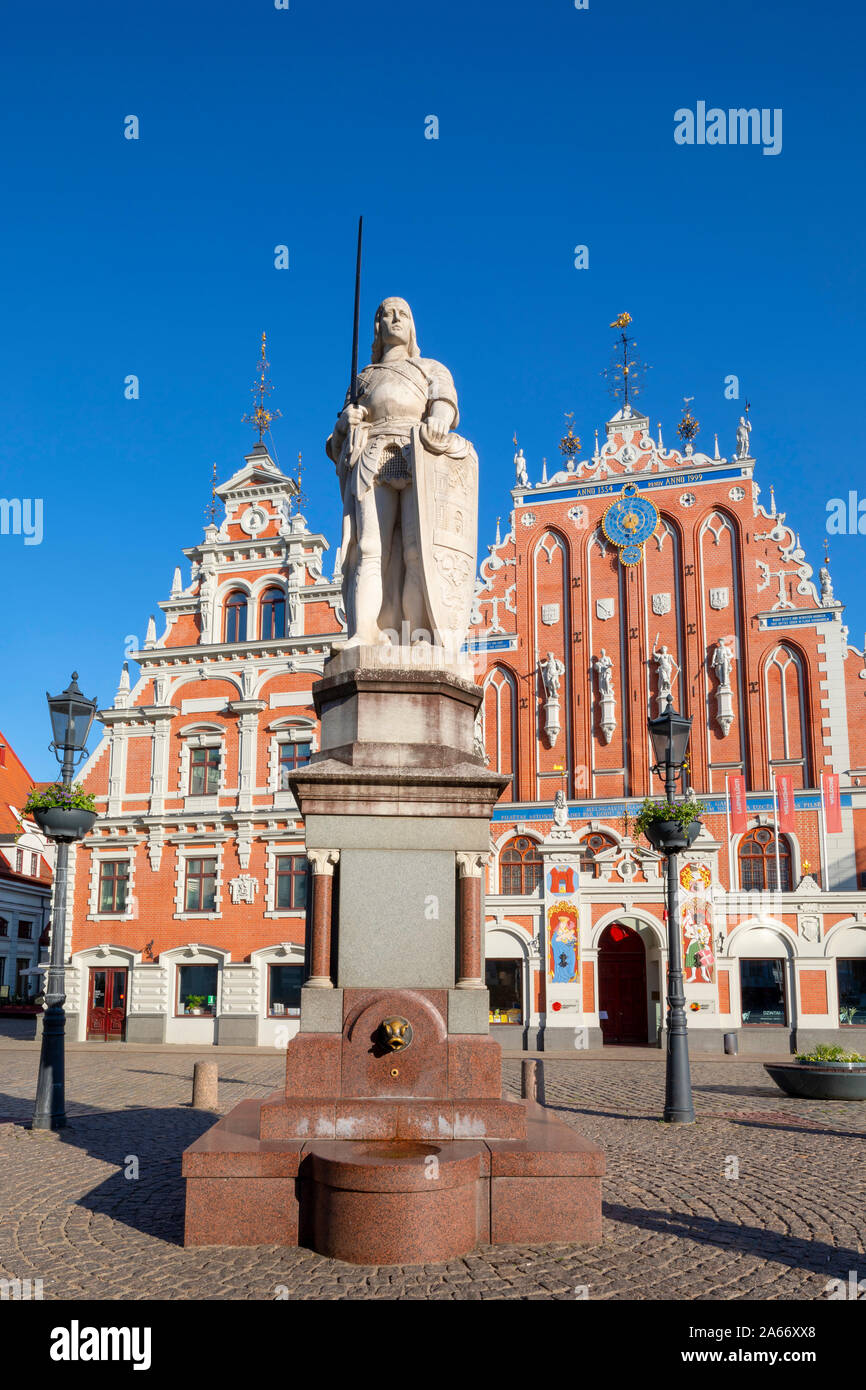 Statue des Roland, Schwarzhäupterhaus und Schwab Haus, Rathausplatz, Altstadt, Riga, Lettland Stockfoto