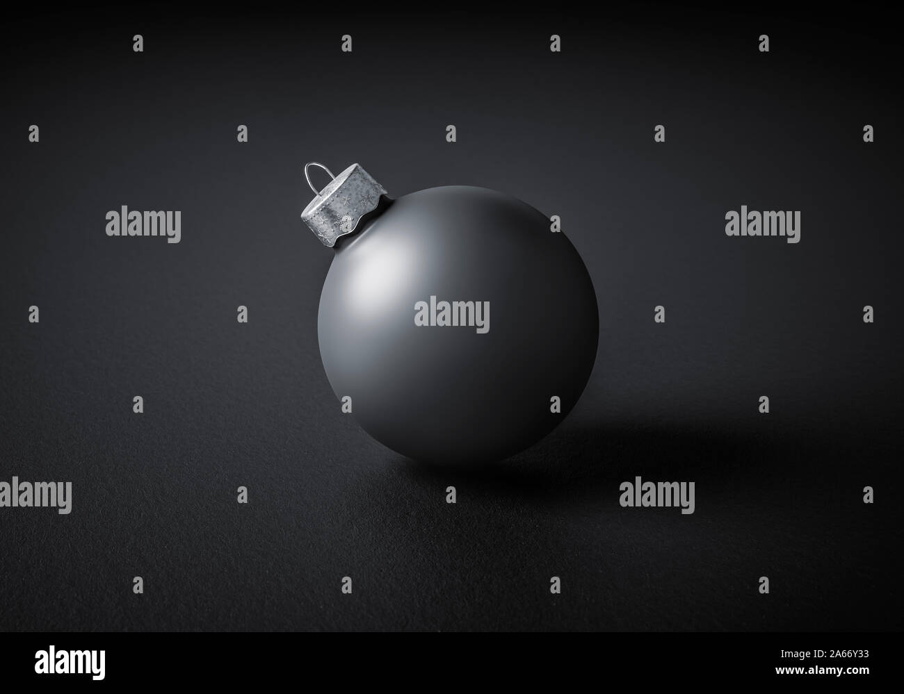 Matt Schwarz Weihnachtskugel zentriert auf einem dunkelgrauen Hintergrund für saisonale Urlaub feiern und Themen Stockfoto