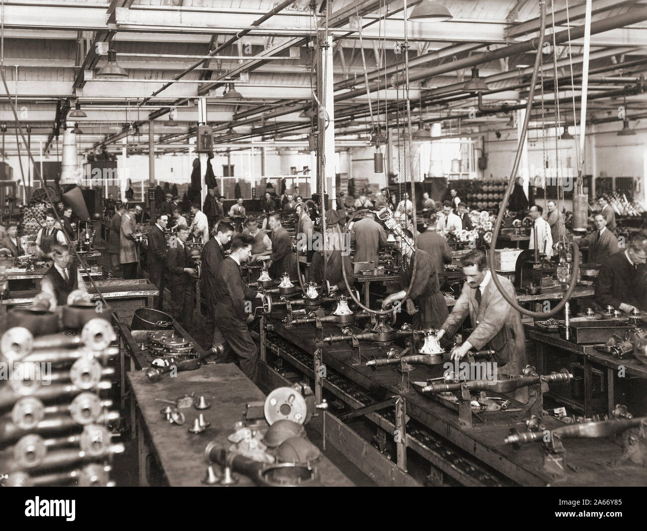 Innenraum Wolseley Motoren, Birmingham in den 30er Jahren. Arbeiter auf einer Fertigungsstraße. Stockfoto