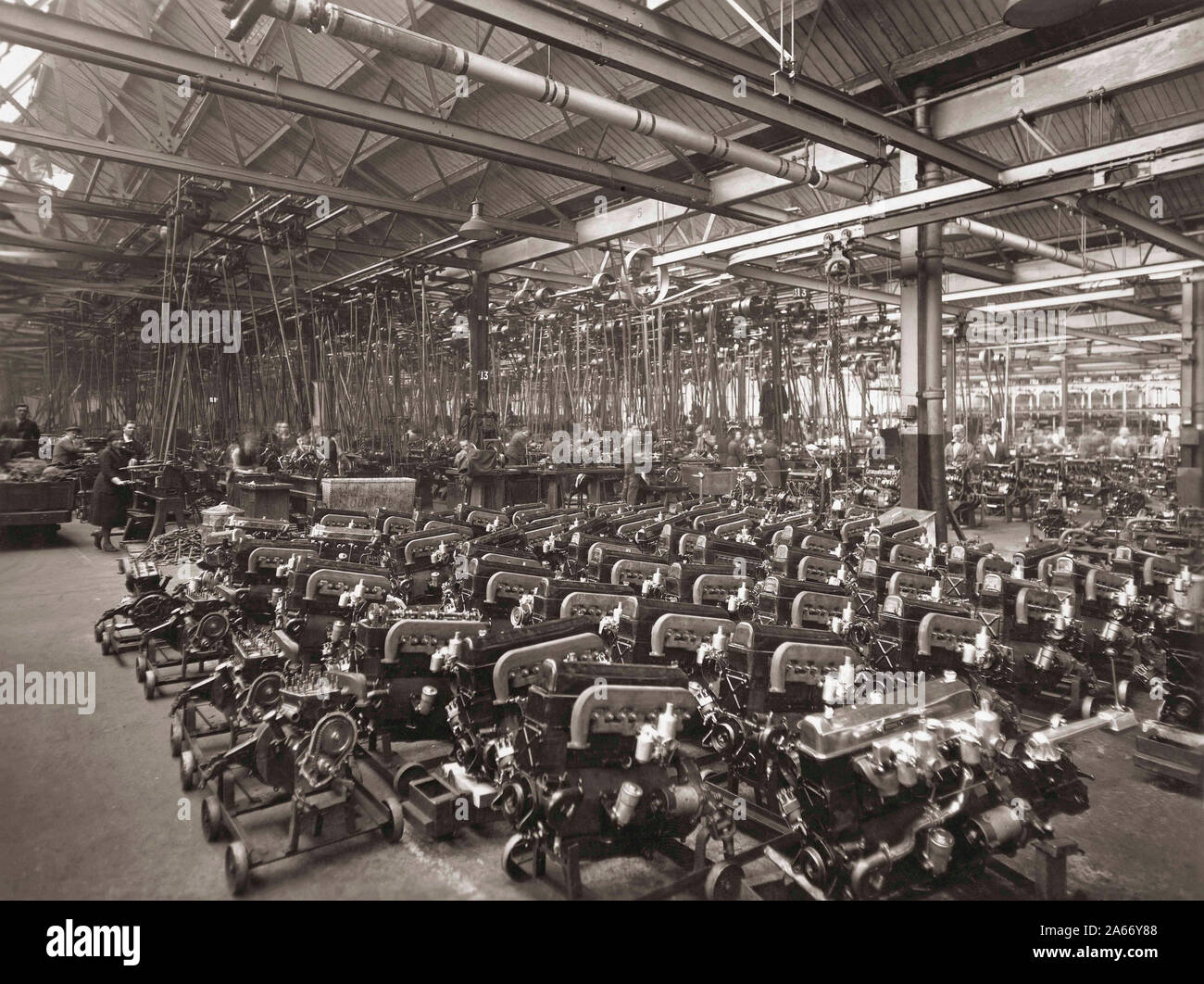 Innenraum Wolseley Motoren, Birmingham in den 30er Jahren. Motoren warten auf Montage in Fahrzeugen. Stockfoto