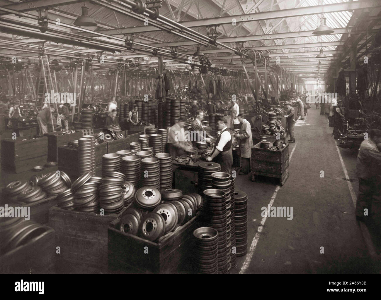 Innenraum Wolseley Motoren in der Nähe von Birmingham in den 30er Jahren. Arbeitnehmer Vorbereitung Radkappen. Stockfoto