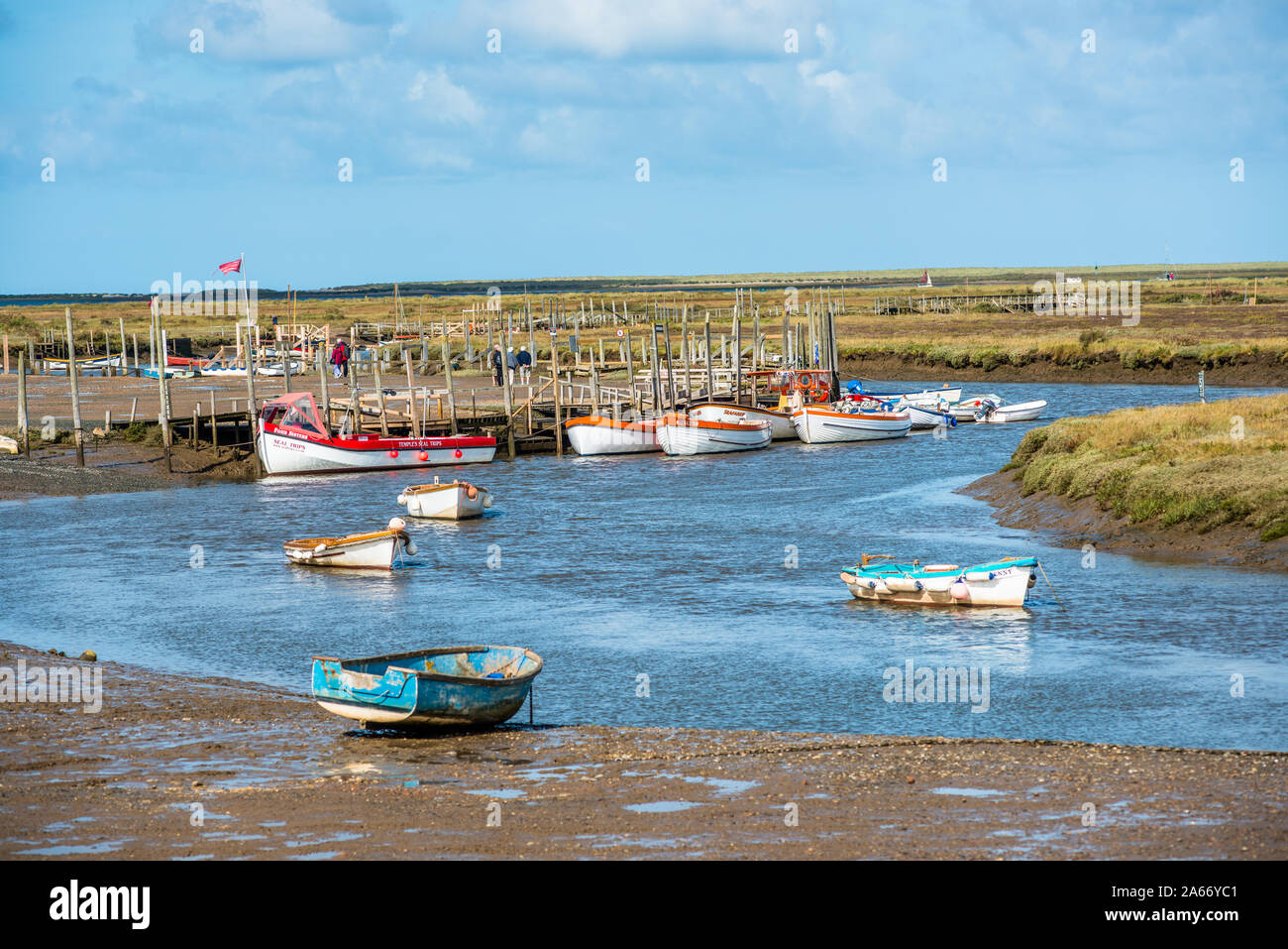 Boote bei morston Kai auf North Norfolk Coast in East Anglia, England, UK. Stockfoto