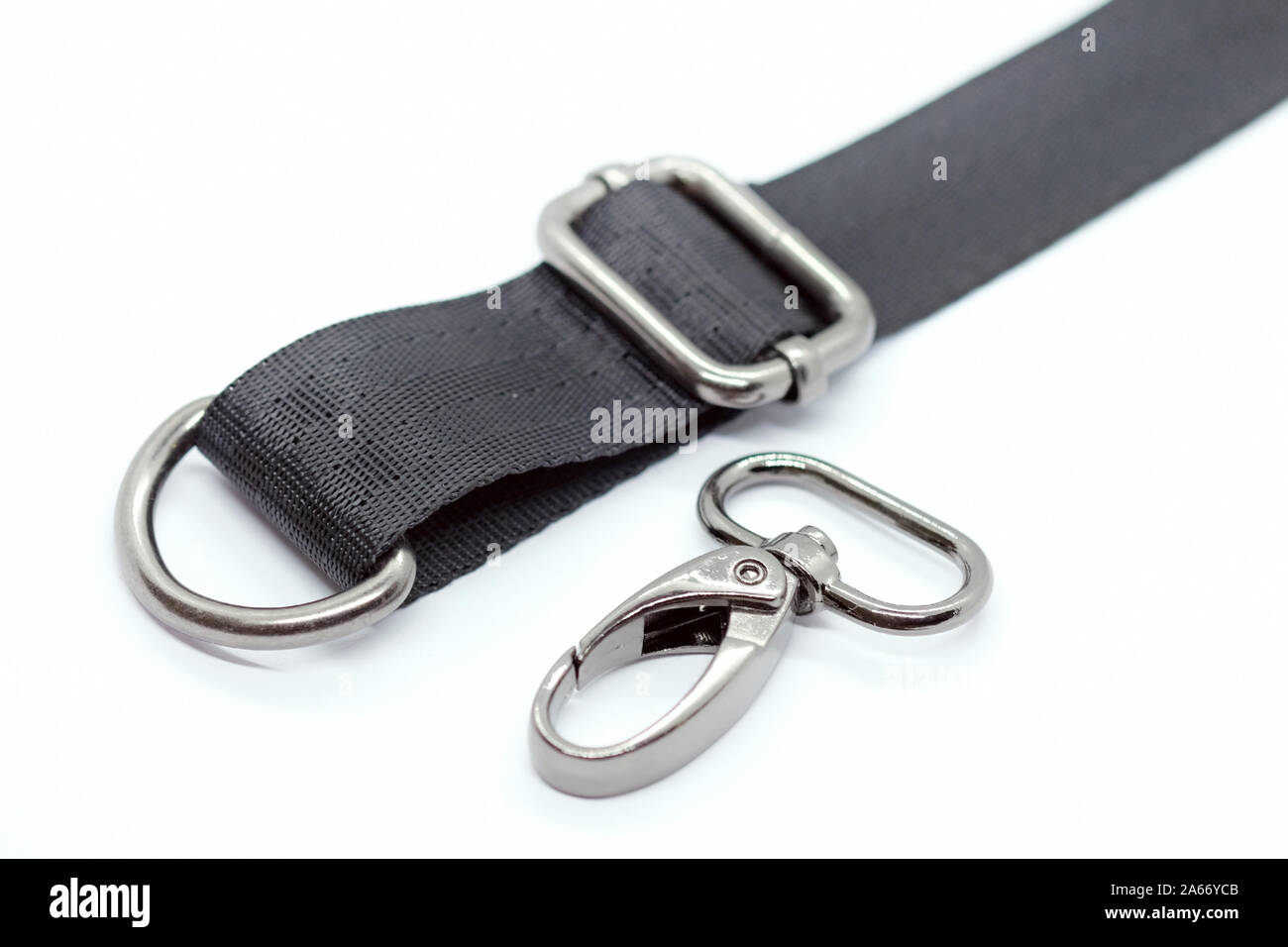 Nähen von Beschlägen für die Herstellung von Taschen und Rucksäcken. Karabiner, halben Ring und Höhenversteller in dunklen Nickel Farbe auf weißem Hintergrund. Schwarzes Band für Stockfoto