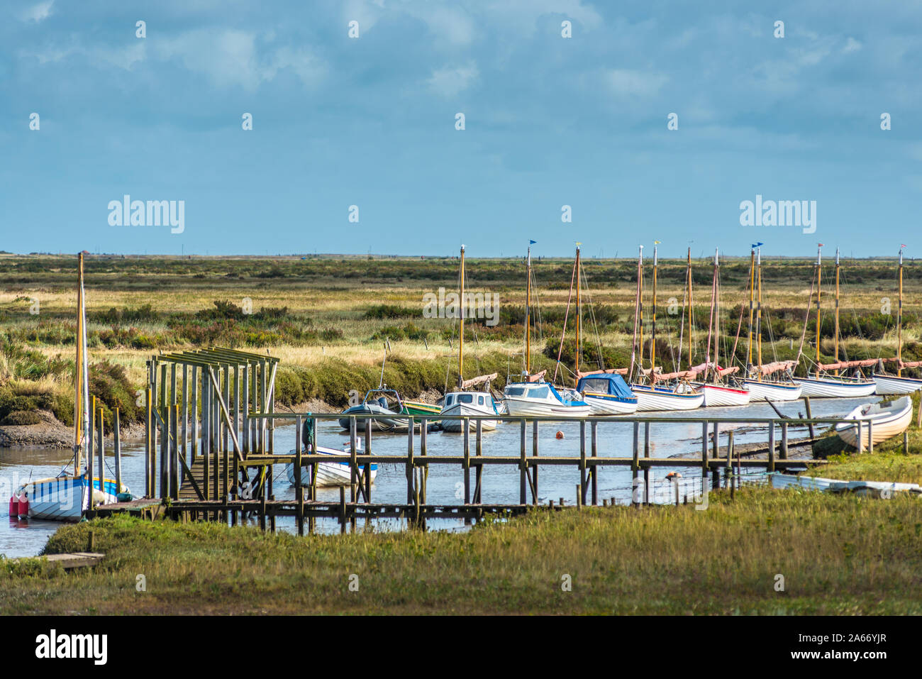 Boote bei morston Kai auf North Norfolk Coast in East Anglia, England, UK. Stockfoto
