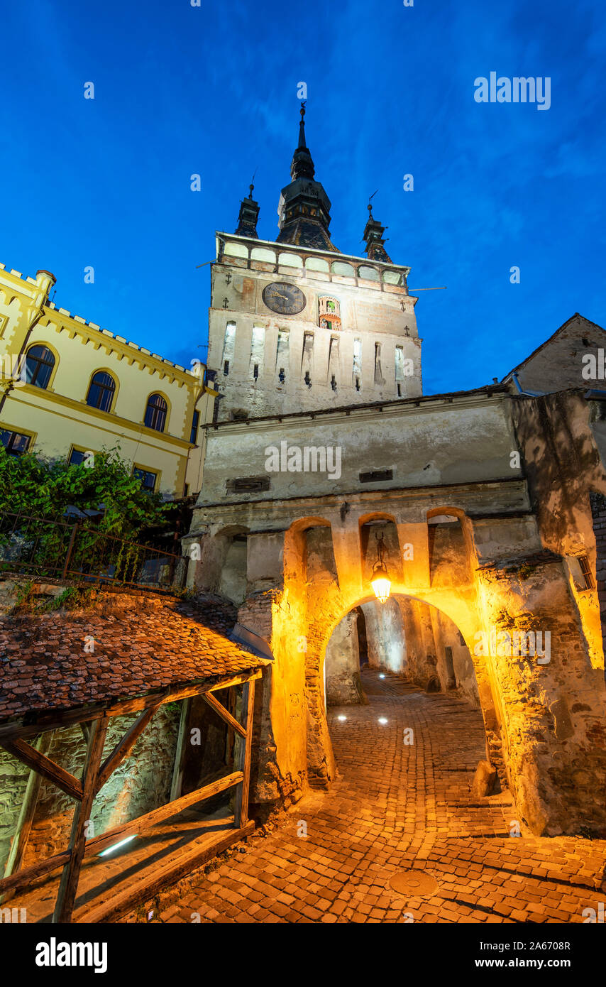Der Uhrturm, aus dem 14. Jahrhundert, verteidigt das Haupttor der Zitadelle der mittelalterlichen Altstadt. Mit seinen 64 Metern Höhe, der Turm diente auch als das Rathaus bis 1556. Ein Unesco Weltkulturerbe. Sighisoara, Siebenbürgen. Rumänien Stockfoto