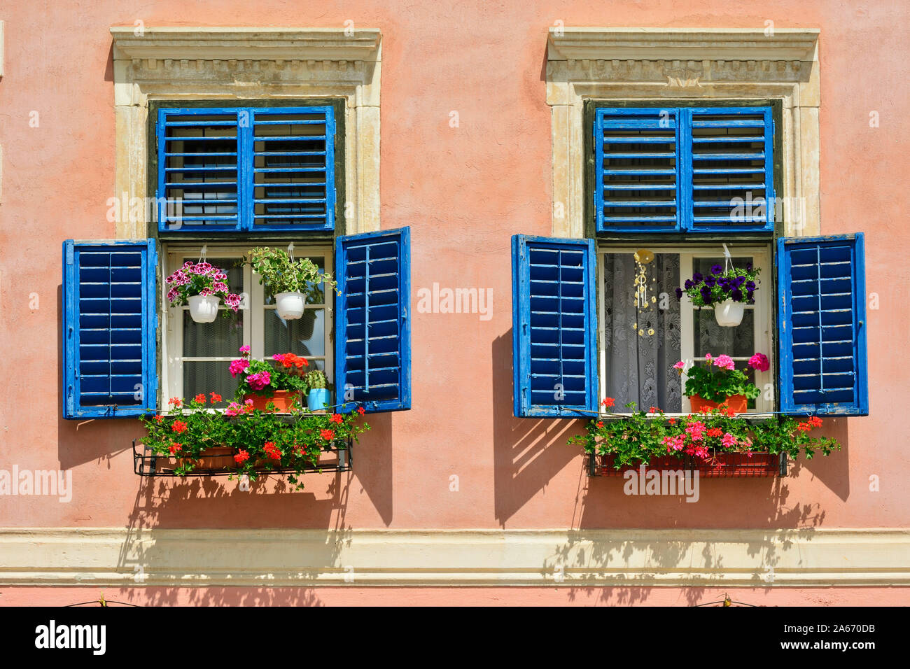 Windows in der Altstadt von Sibiu. Siebenbürgen, Rumänien Stockfoto