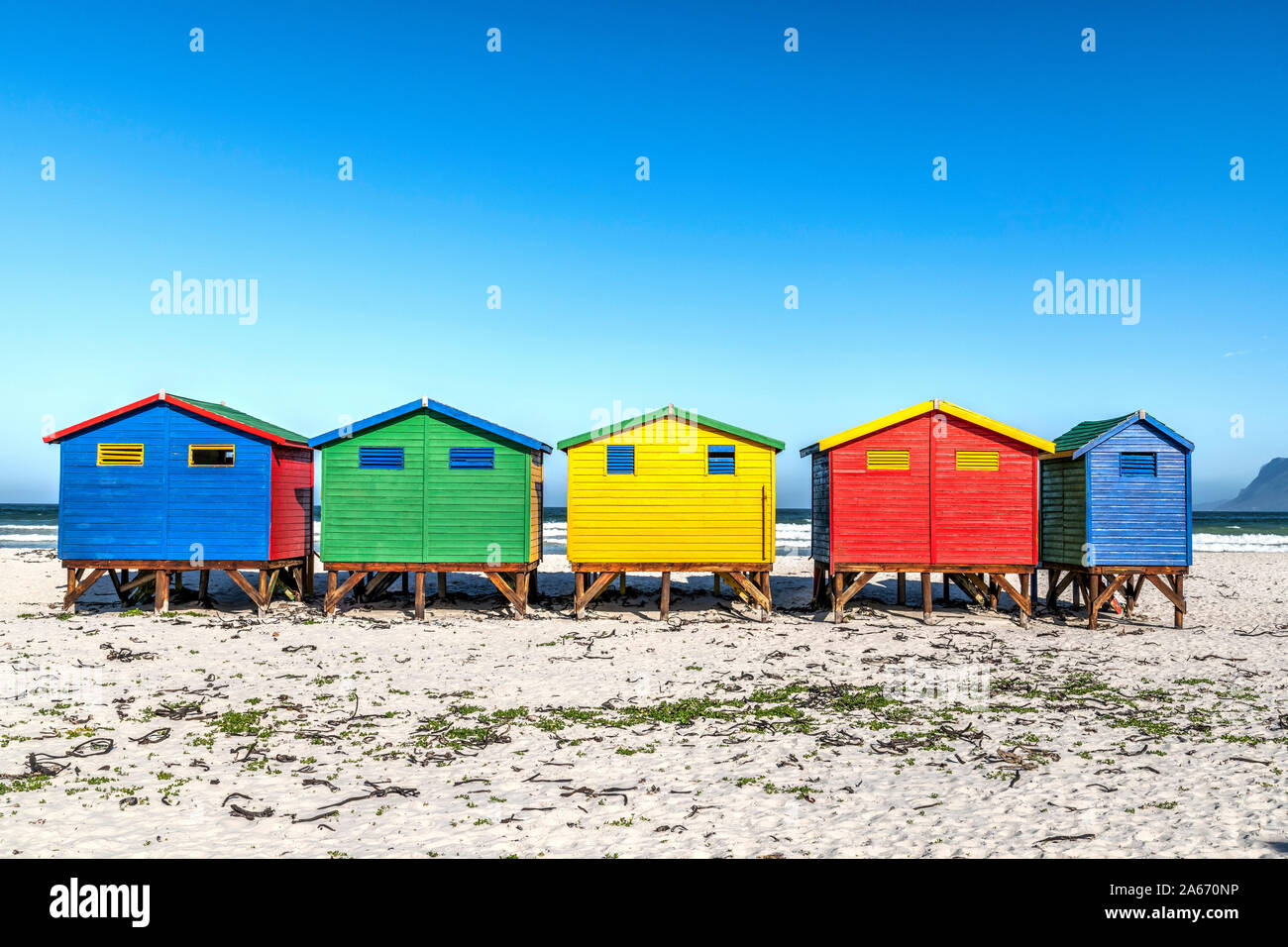 Farbigen Häuser am Strand von Muizenberg, Cape Town, Western Cape, Südafrika Stockfoto