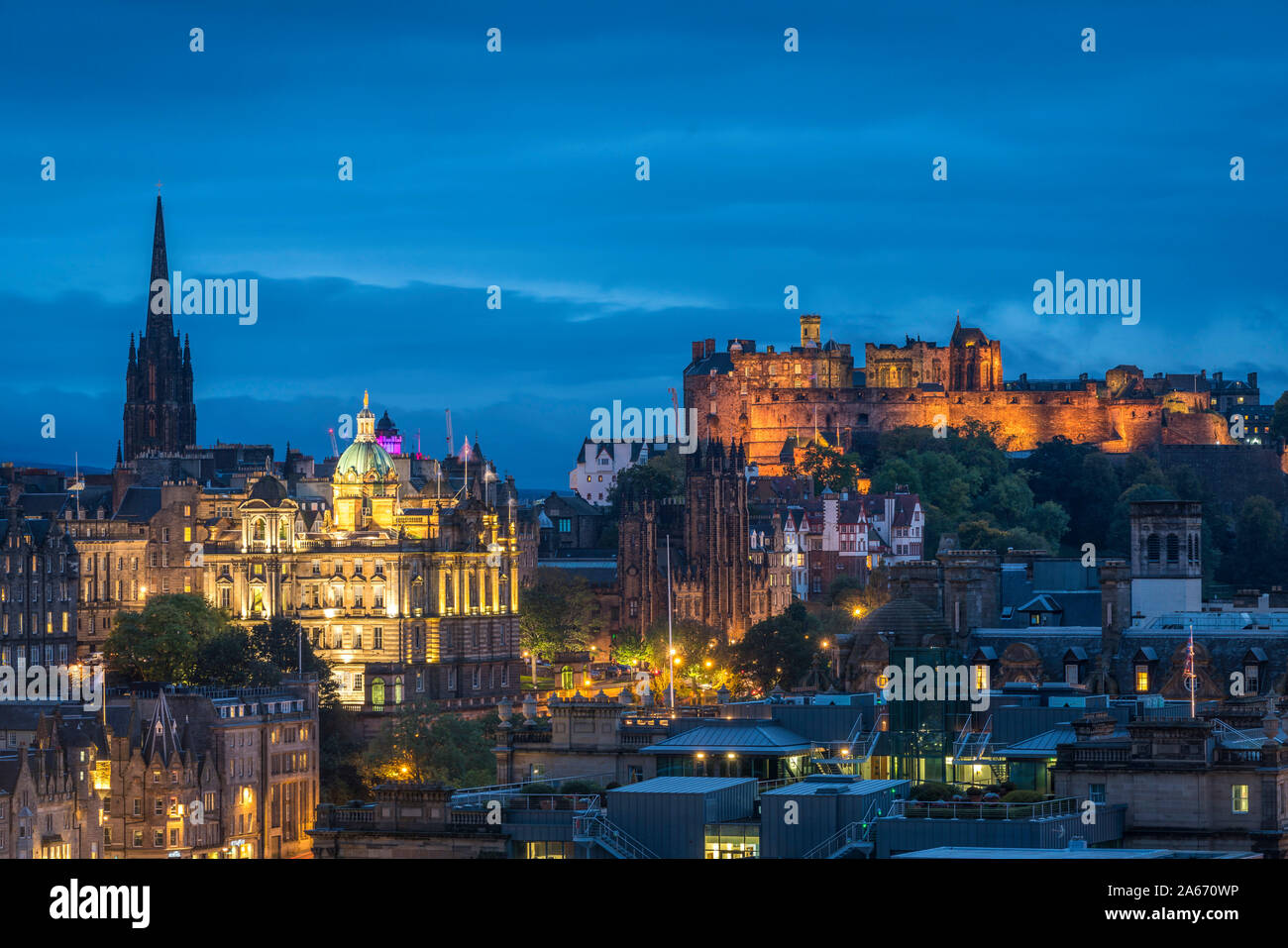 Beleuchtete Schloss Edinburgh gegen den blauen Himmel in der Dämmerung von Observatorium Haus, UNESCO, Calton Hill, Edinburgh, Schottland, Vereinigten Königreich angesehen Stockfoto