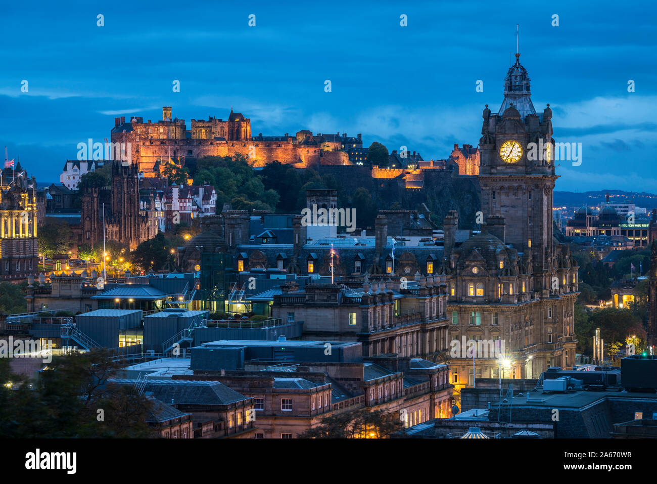 Beleuchtete Schloss Edinburgh und Balmoral Hotel Clock Tower von Observatorium Haus in der Stadt gesehen in der Dämmerung, UNESCO, Calton Hill, Edinburgh, Schottland, Vereinigtes Königreich Stockfoto