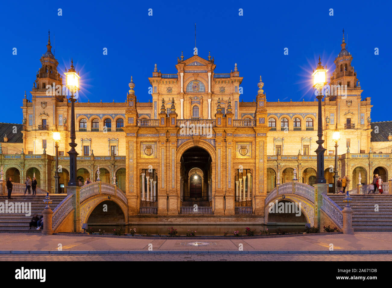Plaza de Espana bei Nacht beleuchtet, Sevilla, Andalusien, Spanien Stockfoto