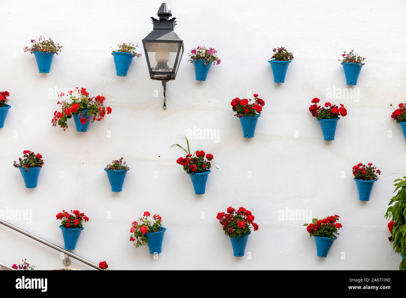 Eine Wand mit Blumen und blaue Vasen, Cordoba, Andalusien, Spanien Stockfoto