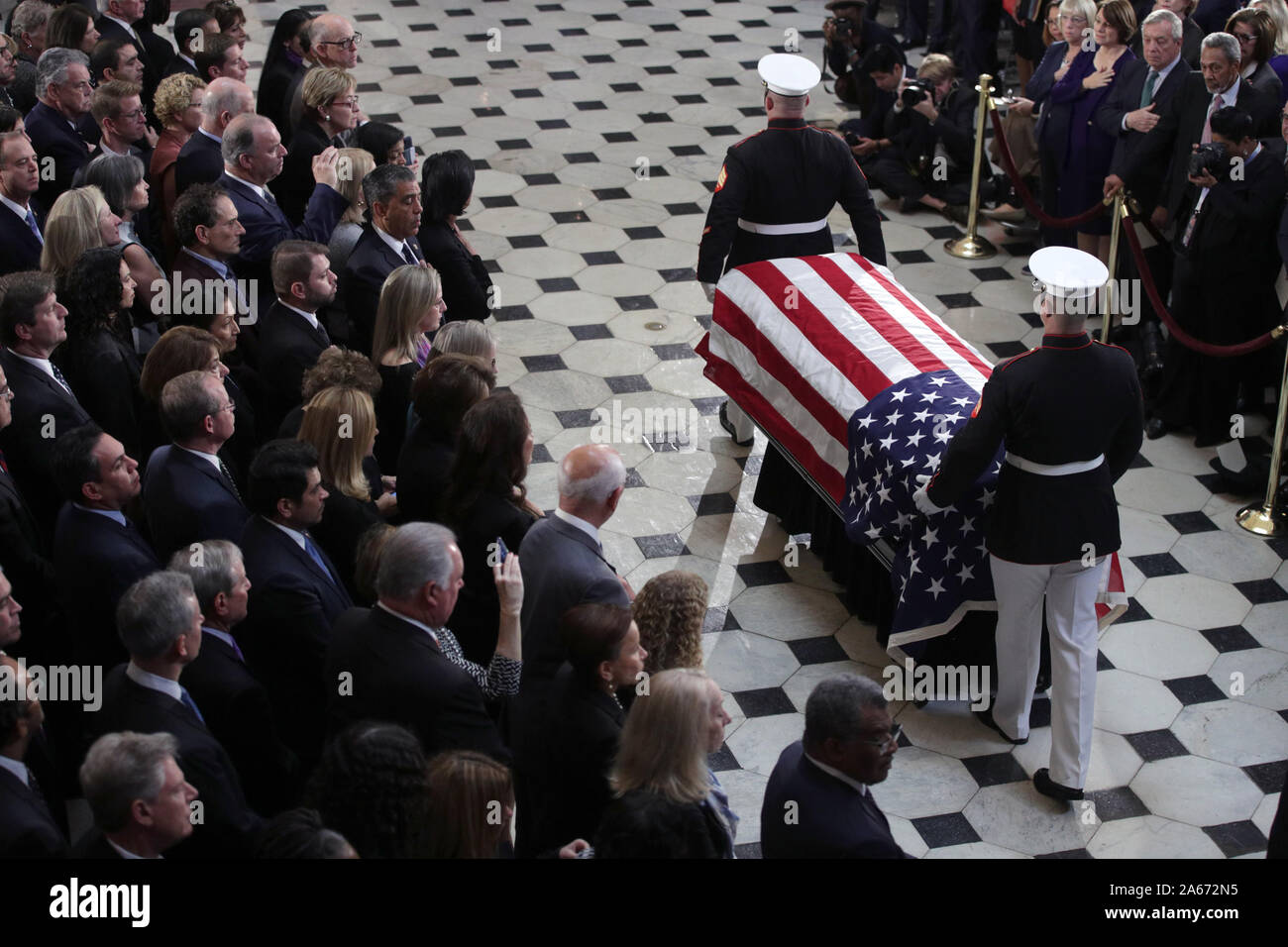 Washington, United States. 24 Okt, 2019. Die Flagge - drapierte Schatulle von US-Rep. Elijah Cummings (D-MD) ist durch ein Spalier während einer Trauerfeier in der Statuary Hall der U.S. Capitol, Donnerstag, Oktober 24, 2019, Washington, DC begleitet. Rep. Cummings verstarb am 17. Oktober 2019 im Alter von 68 Jahren an den Komplikationen über die seit langem bestehenden Herausforderungen im Gesundheitswesen. Pool Foto von Alex Wong/UPI Quelle: UPI/Alamy leben Nachrichten Stockfoto