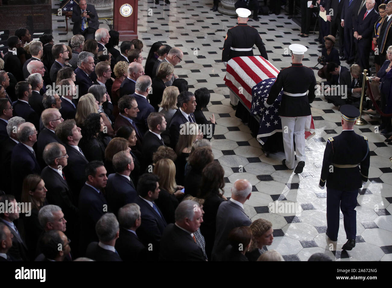 Washington, United States. 24 Okt, 2019. Die Flagge - drapierte Schatulle von US-Rep. Elijah Cummings (D-MD) ist durch ein Spalier während einer Trauerfeier in der Statuary Hall der U.S. Capitol, Donnerstag, Oktober 24, 2019, Washington, DC begleitet. Rep. Cummings verstarb am 17. Oktober 2019 im Alter von 68 Jahren aus "Komplikationen über die seit langem bestehenden Herausforderungen im Gesundheitswesen. Pool Foto von Alex Wong/UPI Quelle: UPI/Alamy leben Nachrichten Stockfoto