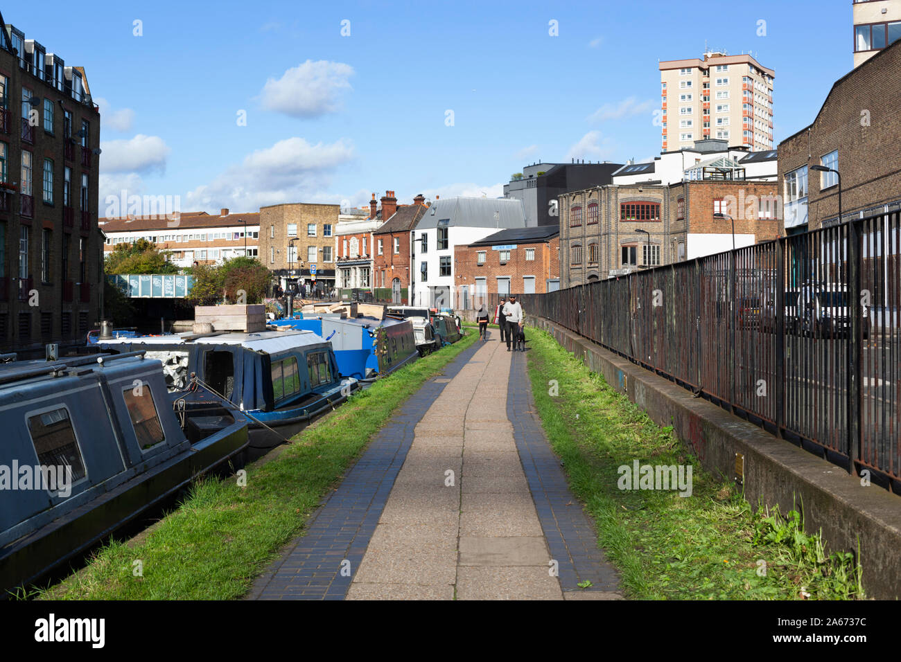 Der Leinpfad entlang der Regent's Canal in der Nähe der Katzen- und Hammelfleisch Brücke, Hackney, East London, London, Großbritannien, Europa Stockfoto