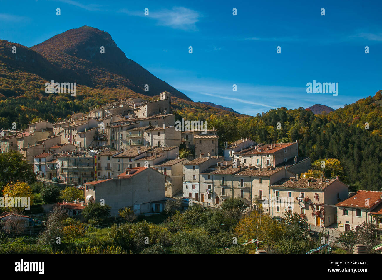 Herbst Blick von Civitella Bomba mittelalterlichen Dorf, das bekannt ist für die natürliche Reserve von Wolf Stockfoto