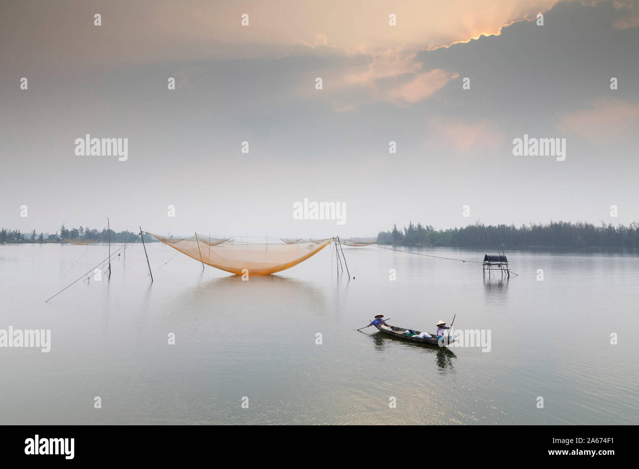 Fischer Zeile um Fischernetze bei Sonnenaufgang, Thu Bon Fluss, Quang Nam Provinz, Vietnam Stockfoto