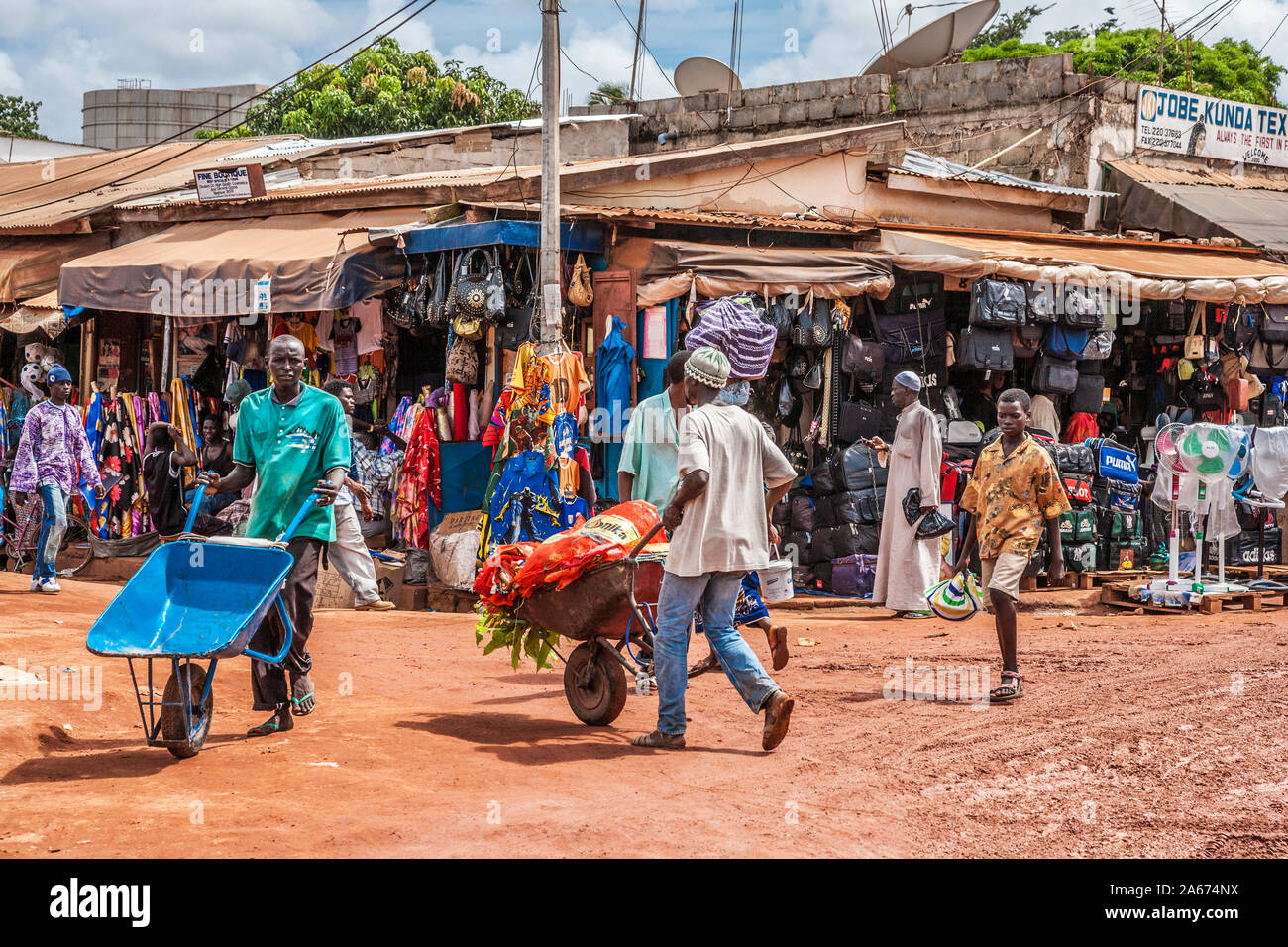 Eine geschäftige Straße Szene in Serrekunda in Gambia, Westafrika. Stockfoto