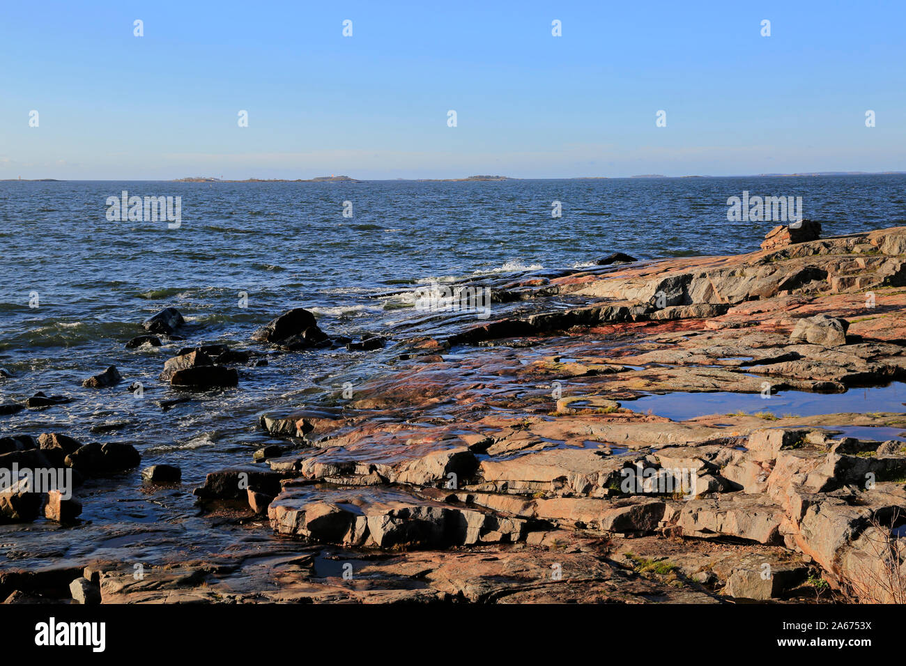 Meer Felsen mit Blick auf das blaue Meer auf Kustaanmiekka, die südlichste Insel des Meeres Festung Suomenlinna, Helsinki, Finnland. Oktober 2019. Stockfoto