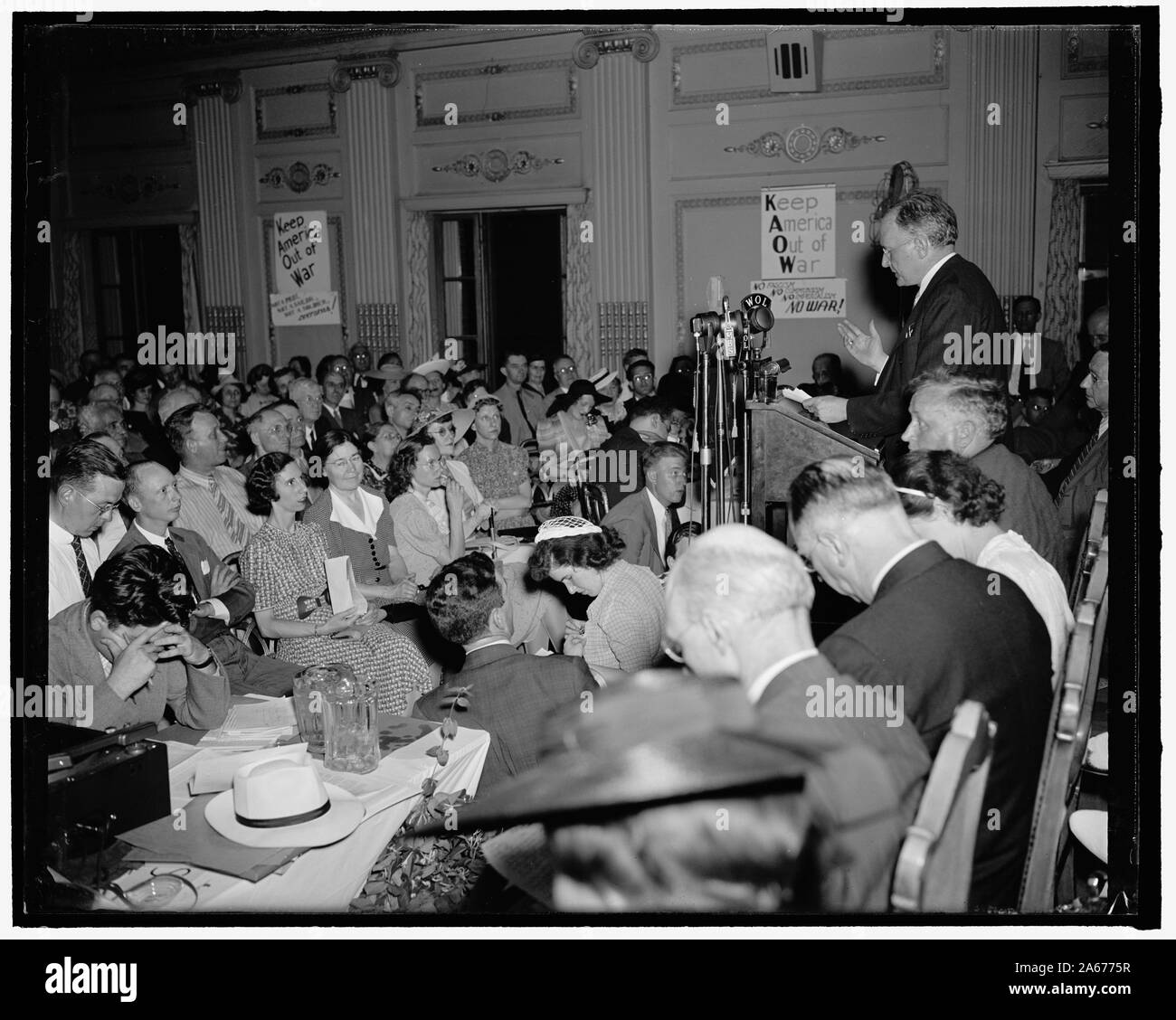 Wheeler hits Verkauf von Waffen auf Frieden Rallye. Washington, D.C., den 8. Juni. Verurteilung des Krieges Hysterie" und Verteidigungspolitik wurde gestern Abend von den Führern des Kongresses, Arbeit, Student geäußert, und Frauengruppen an einer Anti-kriegs-Masse treffen. Über 1.100 Personen besucht. Senator Burton K. Wheeler, Demokrat, von Montana, bei der Verwaltung Vorschläge die Alliierten Lieferungen von Waffen zu verkaufen, Struck, 75 Millimeter Gewehren und Munition" offiziell als veraltet beschrieben." Er erklärte weiter, "ich will alles tun, was die Alliierten Stempel, um die brutalen Kräfte, die versuchen, Europa und vielleicht den Rest o zu beherrschen helfen Stockfoto