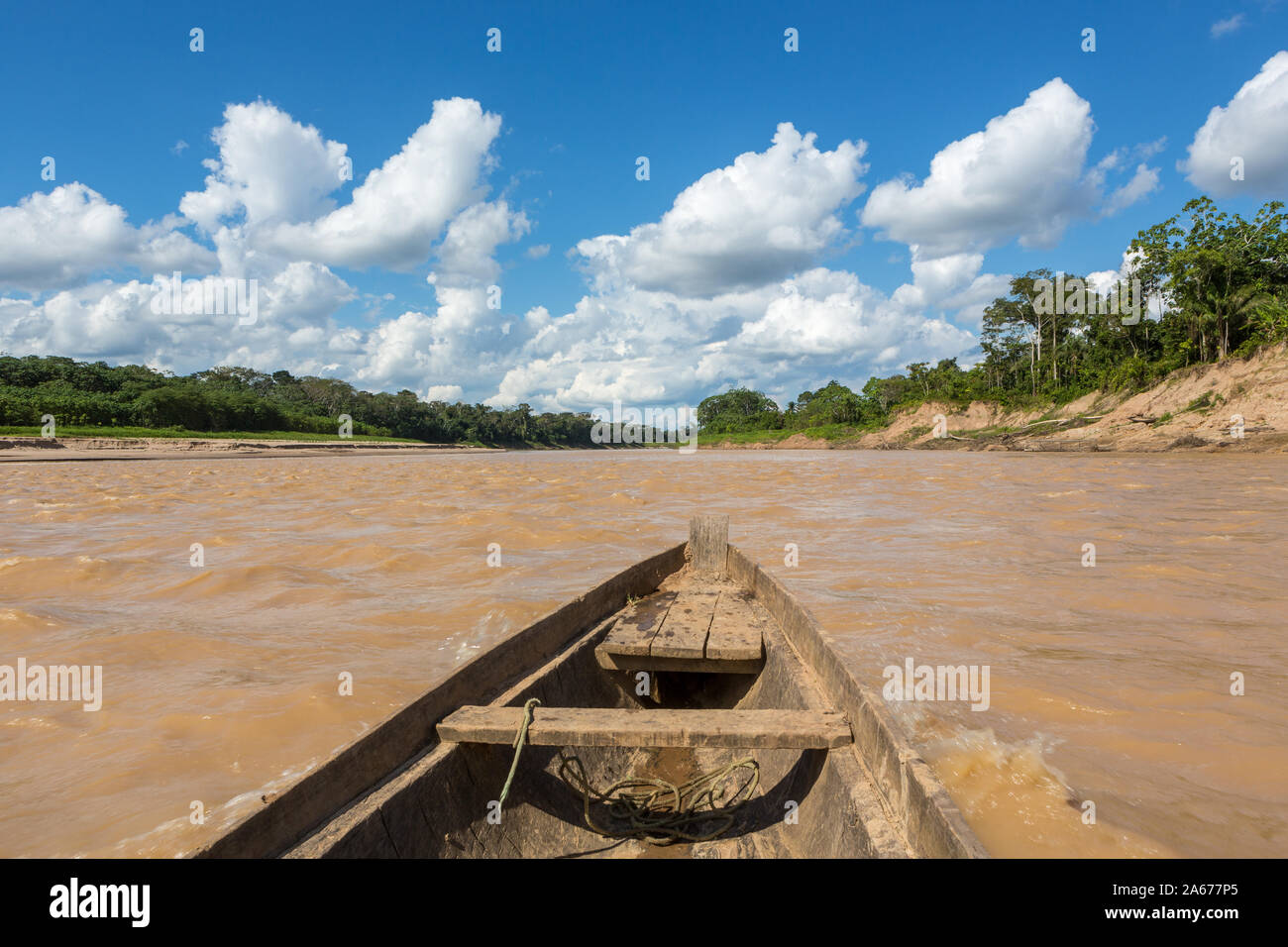 Rustikal Motorboot Segeln auf choppy Stromschnellen in Purus Flusses in der  Amazon an sonnigen Sommertagen mit Bäumen am Flussufer, blauer Himmel und  Wolken Stockfotografie - Alamy