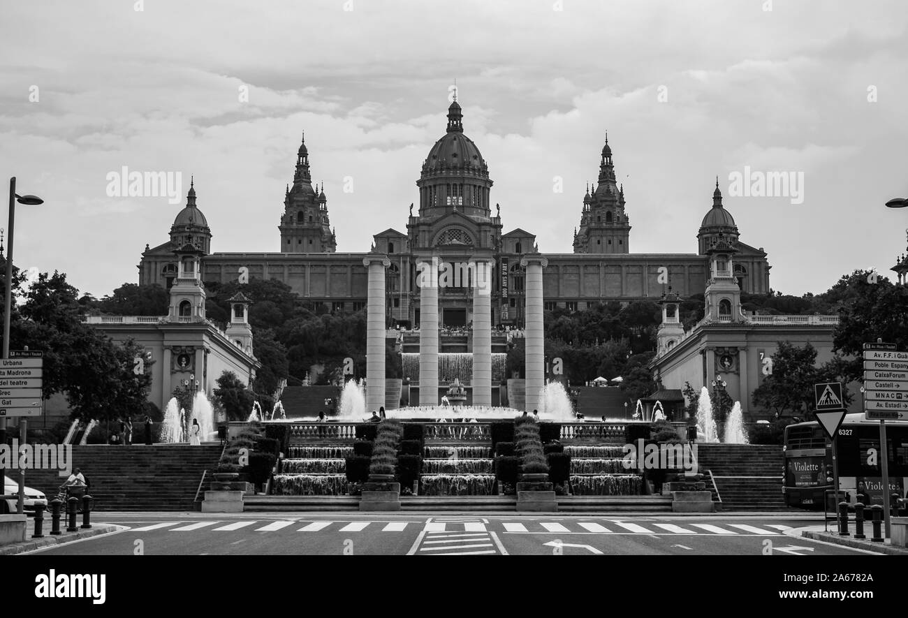 Ein schwarz-weißes Bild des Museu Nacional d'Art de Catalunya von der Straße genommen, in Barcelona. Stockfoto