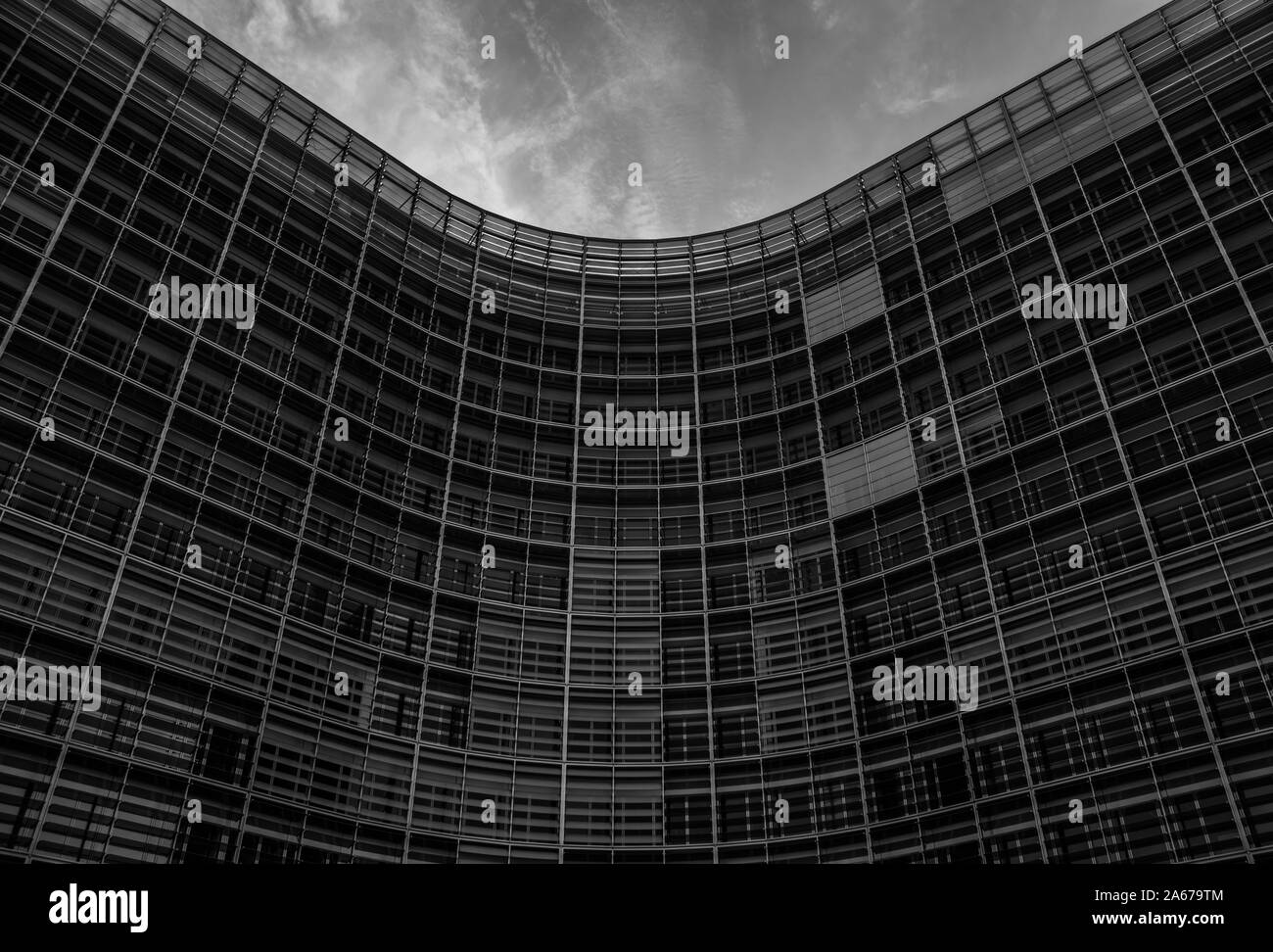 Ein schwarz-weißes Bild der Le Berlaymont-Gebäude (Brüssel). Stockfoto