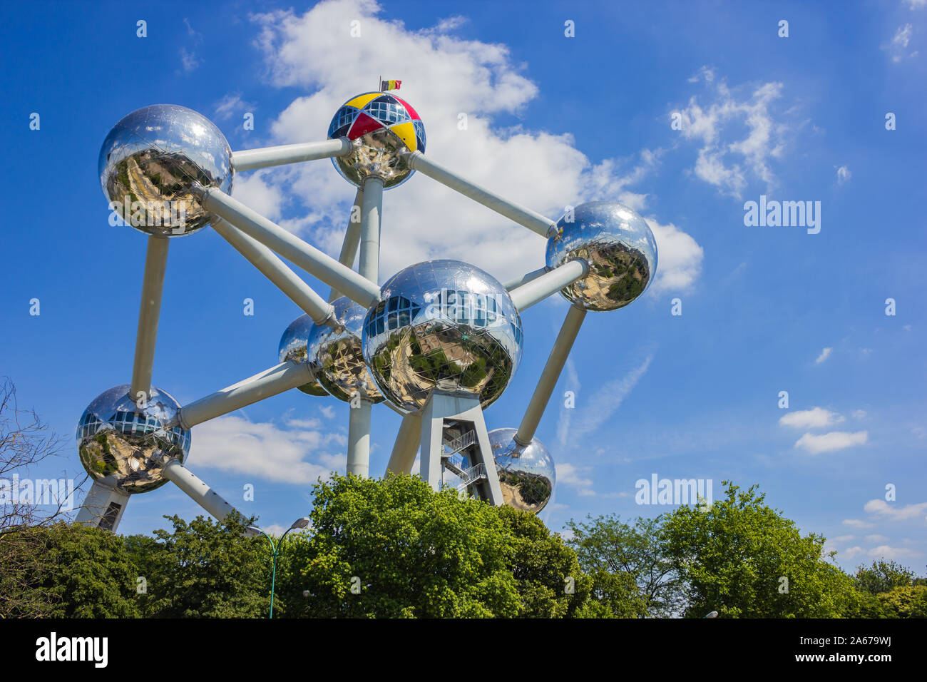 Ein Bild von einem großen Denkmal / Sehenswürdigkeit, die aus sphärischen Atome, die ein Molekül bilden. Stockfoto