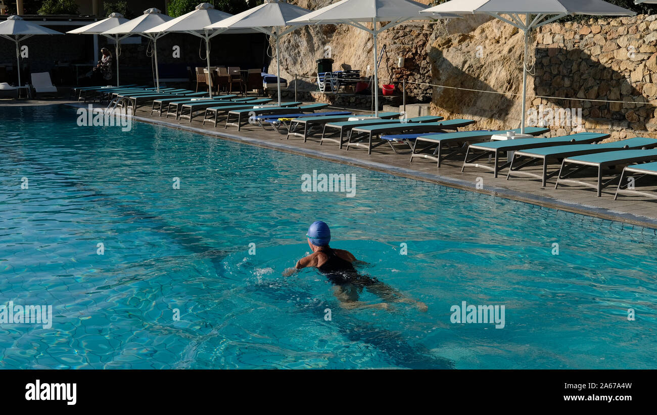 Der erste Schwimmer in einem Pool Stockfoto