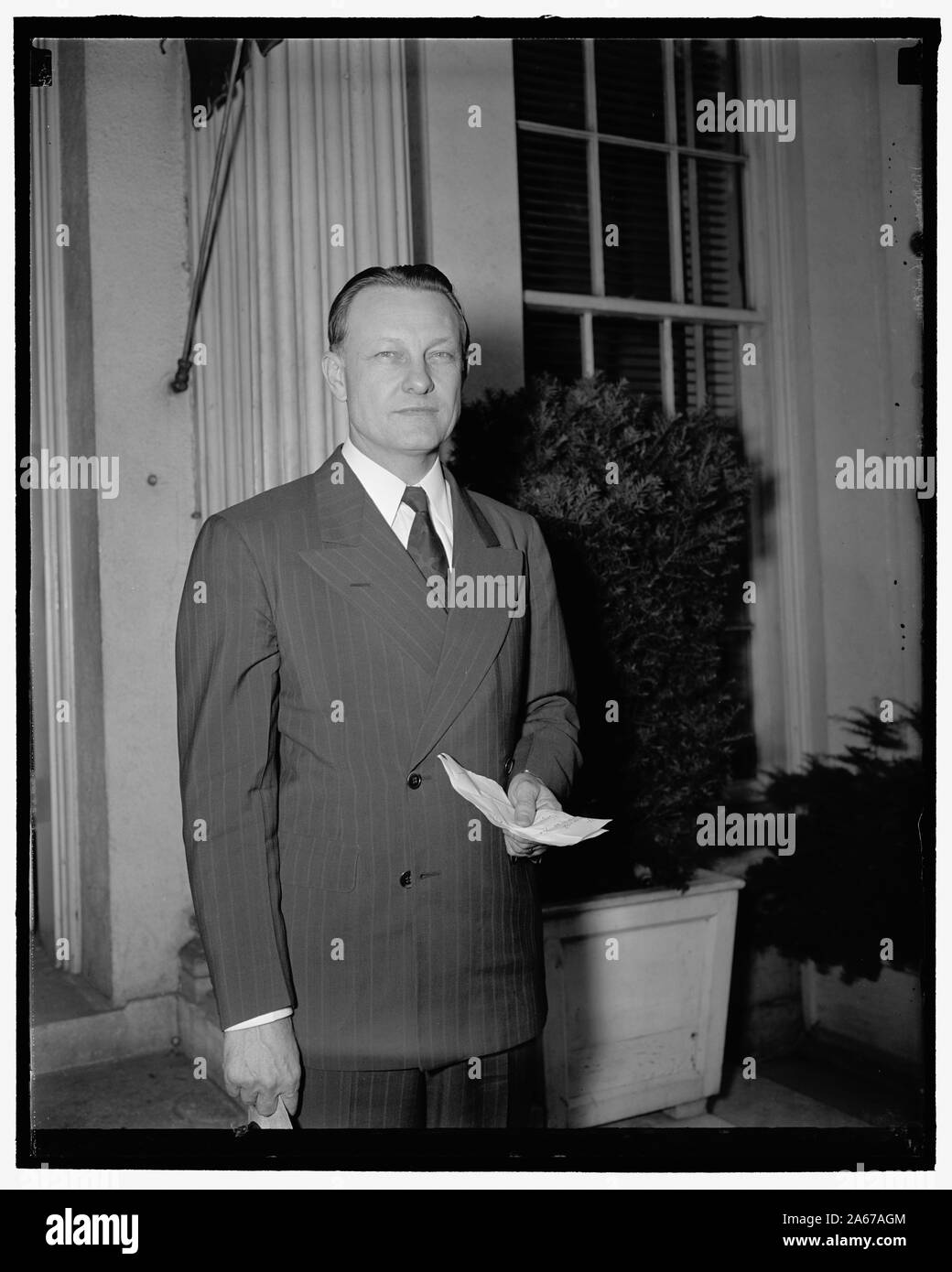 Weiße Haus Anrufer. Washington, D.C., den 11. Juni. Senator Josh Lee, Demokrat von Oklahoma, das Weiße Haus heute verlassen nach einer kurzen Konferenz mit Präsident Roosevelt. Später Senator Lee im Senat vorgeschlagen, dass der Kongress entsprechende $ 50.000.000 für den Erwerb von überschüssigen Agrarprodukten die Flüchtlinge des Krieges zu füttern - zerrissene Europa Stockfoto