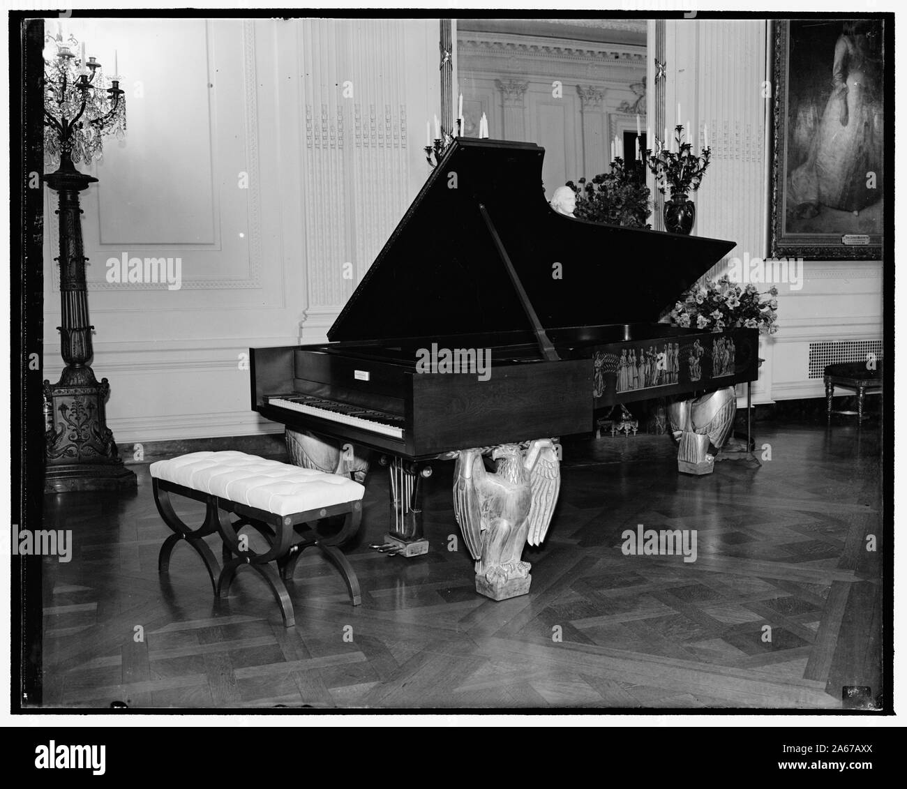 Weiße Haus gold Piano mit neuen Instrument ersetzt. Washington, D.C., 31.12.10. Das gold Klavier, das seinen Platz im East Room des Weißen Hauses seit Jahren besetzt hat, ist durch einen neuen ersetzt werden. Es ist die Gabe von Theodore Steinway. Die alte wird im Nationalmuseum platziert werden. Herrn Steinway Gabe, die von Josef Hofmann an der Akzeptanz Zeremonie gespielt wurde, ist von Ahorn, in gold dekoriert, mit Beinen in Form von Adler, 12/10/38 Stockfoto