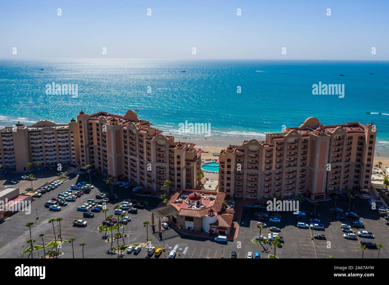 Luftaufnahme des Puerto Peñasco Bucht in Sonora, Mexiko. Landschaft von Strand, Meer, Hotel- und Immobilienbranche. Golf von Kalifornien Wüste. Die See von Cortez, Bermejo Meer. © (© Foto: LuisGutierrez/NortePhoto.com) vista Aérea de la Bahía Puerto Peñasco en Sonora, Mexiko. paisaje de Playa, Mar, Industria hotelera e Inmobiliaria. Desierto de Golfo de California. Mar de Cortés, Mar Bermejo. © (© Foto: LuisGutierrez/NortePhoto.com) Stockfoto