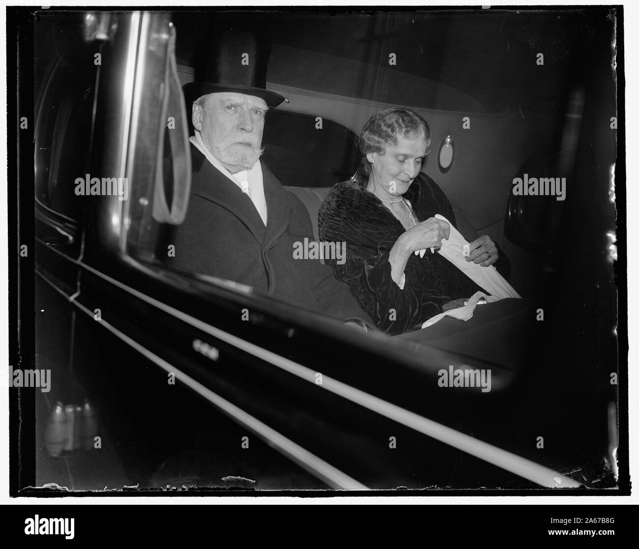 Weiße Haus Empfang für die Justiz. Washington, D.C., 31.01.11. Die Vorsitzenden des Obersten Gerichtshofes Charles Evans Hughes und Frau Hughes werden gezeigt, wie Sie links Ihren Wohnsitz für das Weiße Haus Empfang für den Obersten Gerichtshof und die Justiz, 1/11/38 Stockfoto