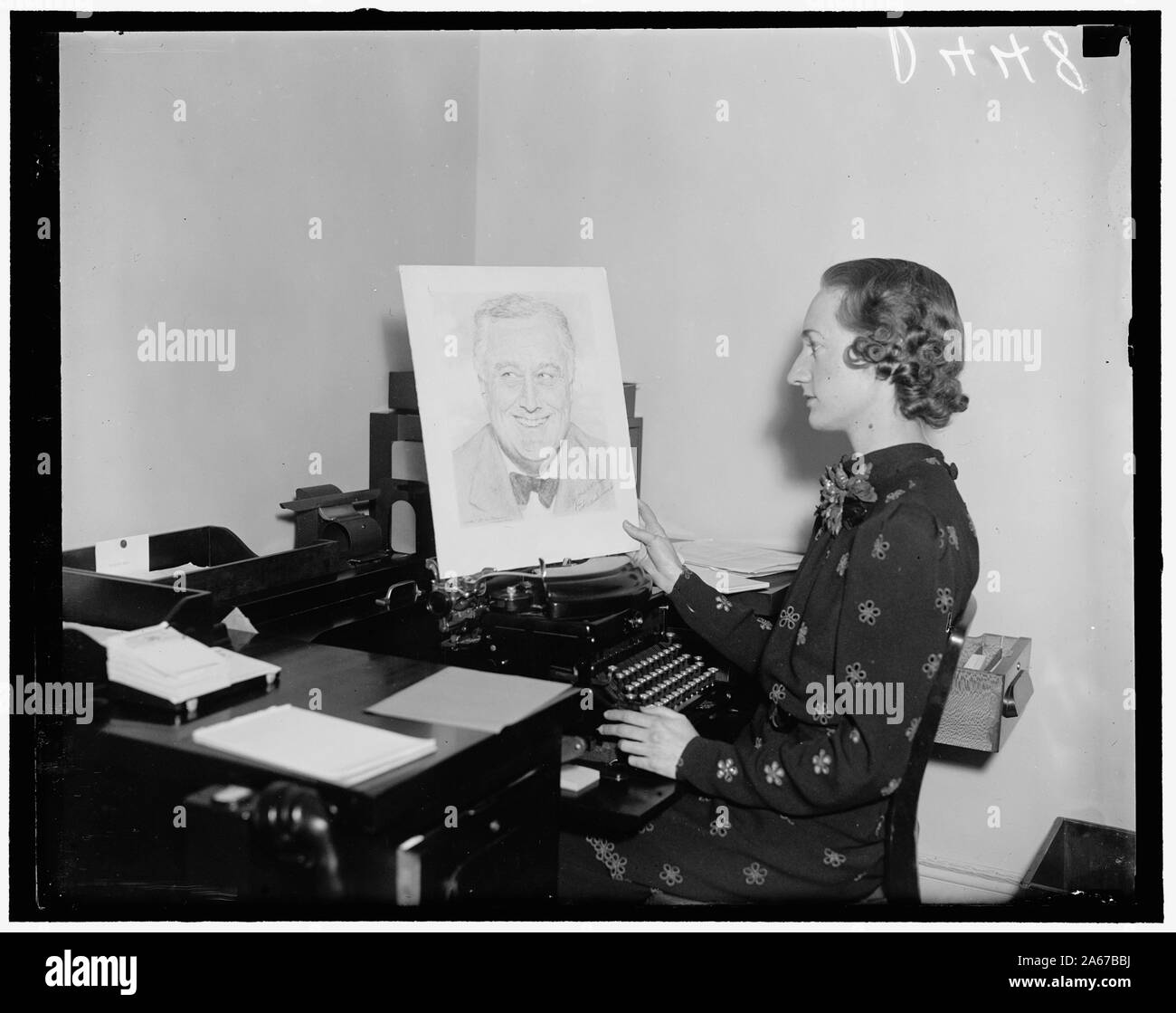 White House Talent. Washington, D.C., 31.12.30. Mabel E. Williamson, White House Stenografen für die Präsidentschaftswahlen Stephen T. Früh, mit der freien Hand Zeichnung von Präsident Roosevelt sie hat gerade abgeschlossen. Wenn das Abbild der Präsident gezeigt, so glücklich war Er kennzeichnete es für Miss Williamson Stockfoto