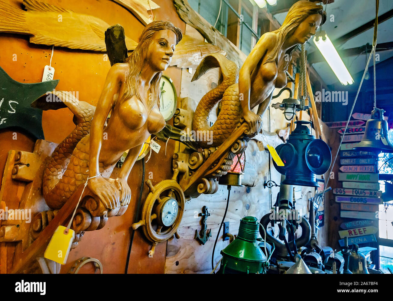 Mermaid Galionsfiguren und anderen nautischen Souvenirs und Erinnerungsstücke sind auf Wände und Regale voll, Oktober 6, 2019, in Apalachicola, Florida. Stockfoto