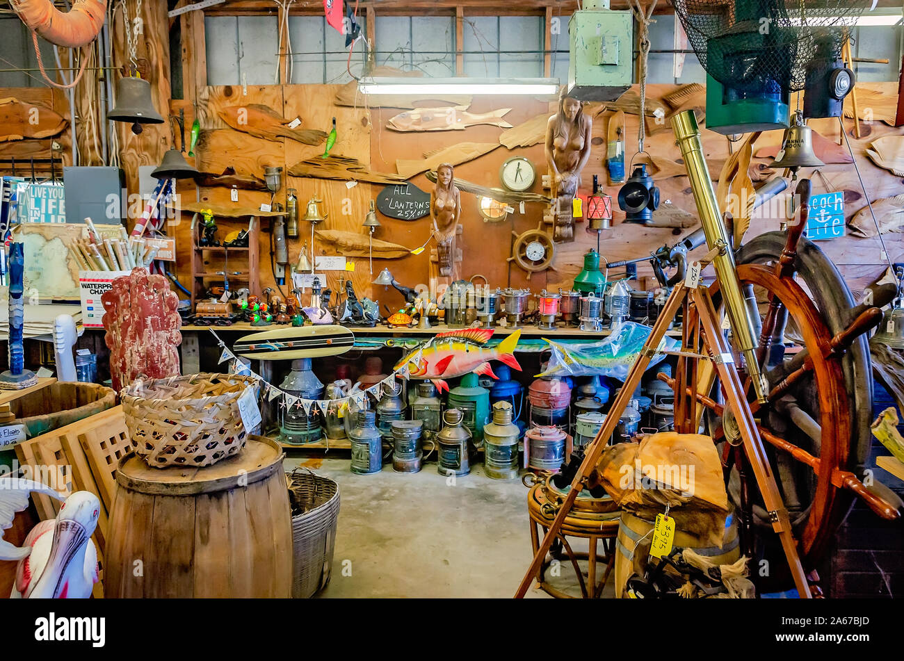 Nautische Souvenirs und Erinnerungsstücke sind in die Regale voll, Oktober 6, 2019, in Apalachicola, Florida. Stockfoto