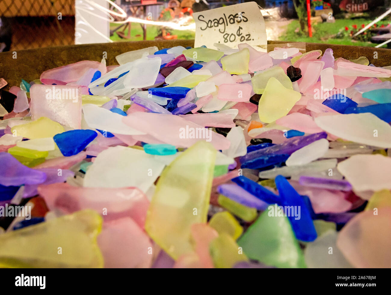 Meer Glas, die in eine Vielzahl von Formen und Farben ist in einem Korb, Oktober 6, 2019, in Apalachicola, Florida angezeigt. Stockfoto