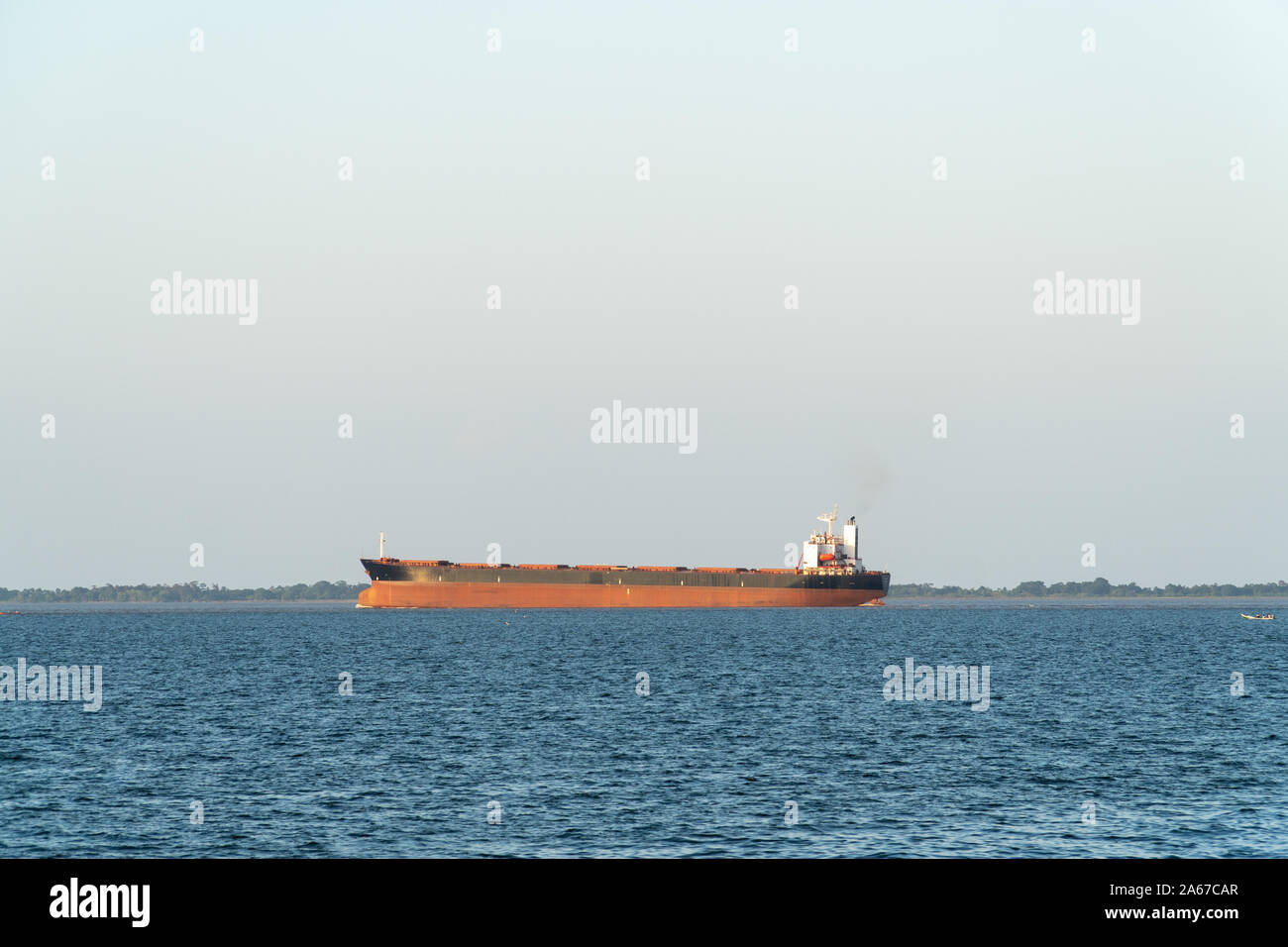 Schiffe, die Sojabohnen in Brasilien für den Export Segeln auf der Tapajos Fluss produziert, an sonnigen Tagen, im Amazonas. Santarém, Abs. Verkehr, Handel. Stockfoto