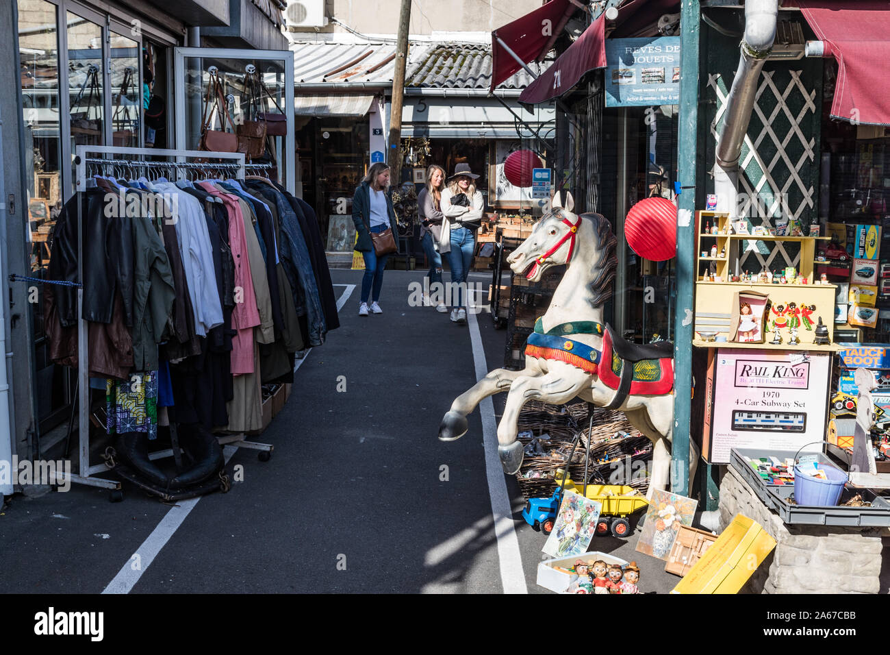 Paris, Frankreich, 30. September 2019: Gassen und Geschäfte der St-Ouen Flohmarkt in Paris, auch als Porte de Clignancourt Flohmarkt ist bekannt als eine der Stockfoto