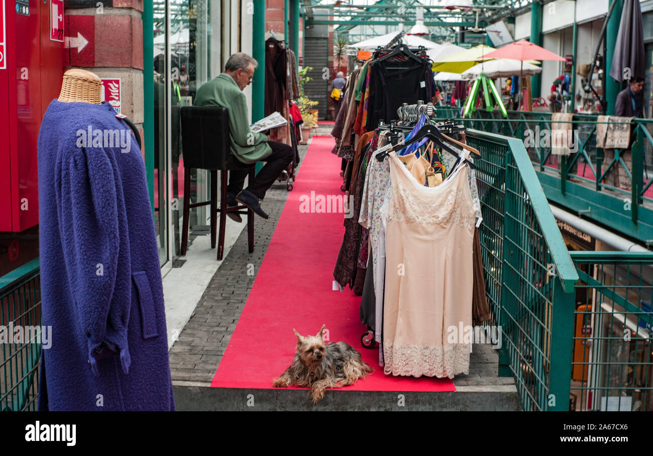 Paris, Frankreich, 30. September 2019: Gassen und Geschäfte der St-Ouen Flohmarkt in Paris, auch als Porte de Clignancourt Flohmarkt ist bekannt als eine der Stockfoto