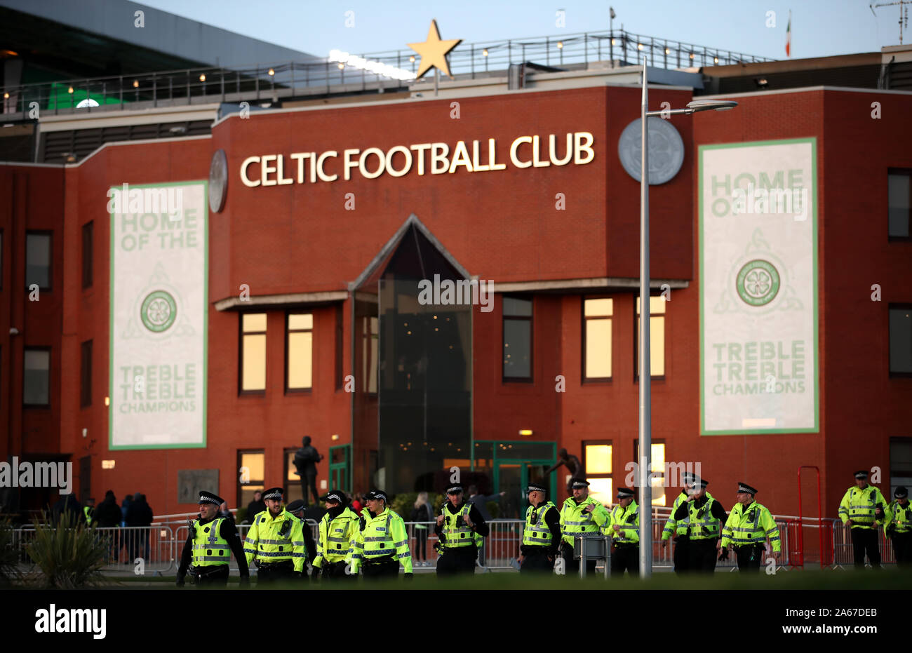 Polizei versammeln sich während der UEFA Europa League Gruppe E Spiel im Celtic Park, Glasgow. Stockfoto