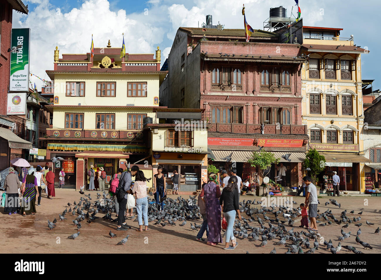 Hier ist die Straße, dass Kreise der Boudhanath Stupa ein UNESCO Weltkulturerbe in Kathmandu. Die Menschen sind auf die vielen Tauben angezogen. Stockfoto