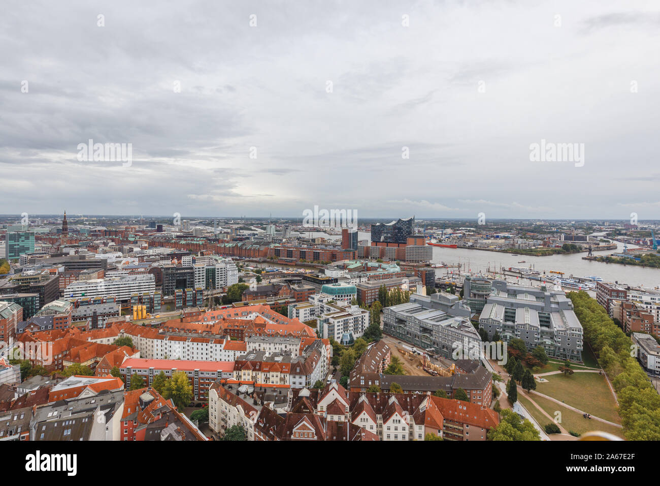 Luftaufnahme von Hamburg Stadtansichten in einem bewölkten Tag, Hamburg, Deutschland Stockfoto