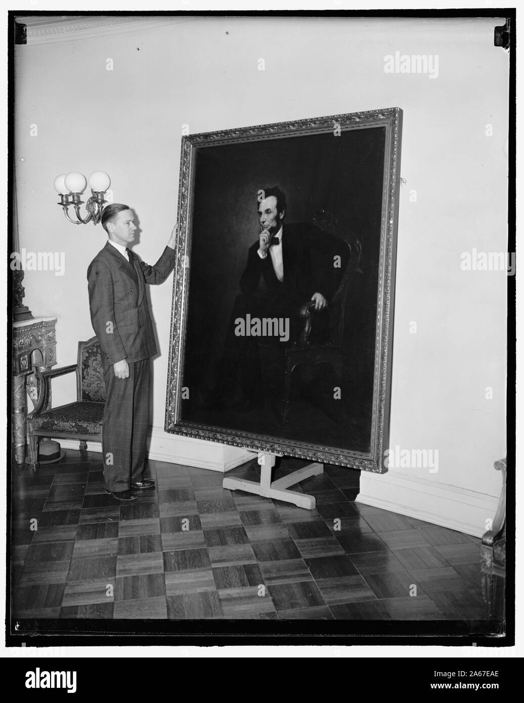 Weiße Haus erhält Lincoln Portrait; Weiße Haus erhält Lincoln Portrait durch wird von Frau Robert Todd Lincoln. Washington, D.C., 22. März. Durch die Bestimmungen des späten Frau Robert Todd Lincoln, der 1937 starb, ein Porträt von Lincoln gemalt von G.P.A. Healy war Eigentum der ihre Tochter, Mary Lincoln Isham, und nach ihrem Tod an die US-Regierung angeboten werden, sofern es im Weißen Haus aufgehängt werden. Durch die Vollstrecker des Willens, das Weiße Haus akzeptiert die Malerei und heute wurde es um Kapitän Howard Ker US-Ingenieur Corps, zuständig für Gebäude geliefert Stockfoto