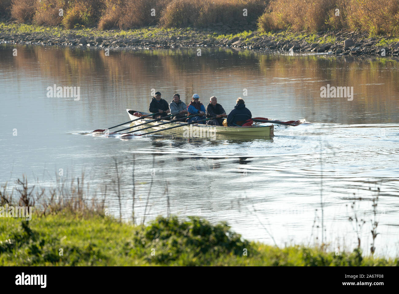Kanu Paddler auf der Weser, Oberweser, obere Wesertal, Weserbergland, Hessen, Deutschland, Europa Stockfoto