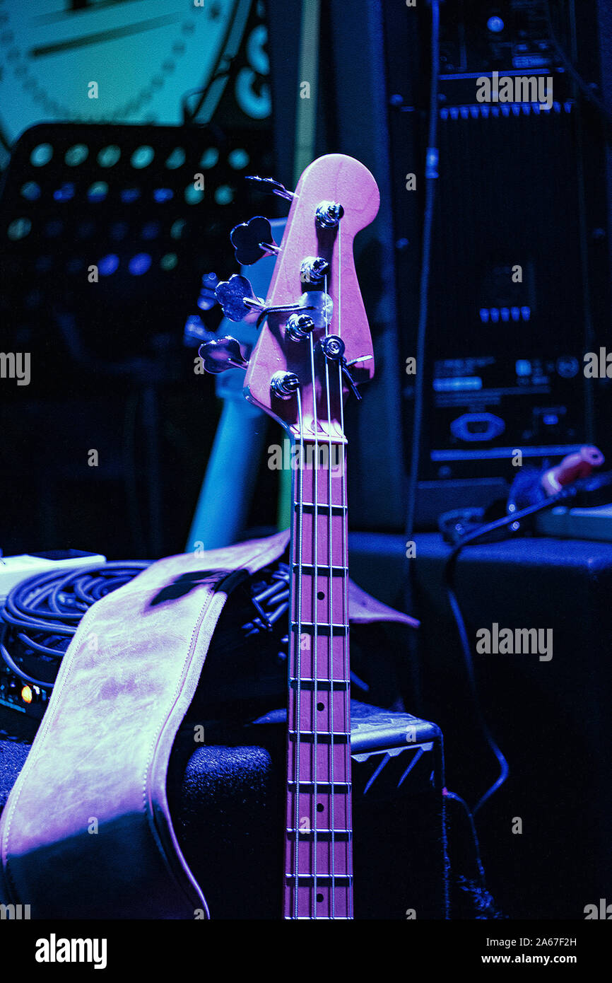 Musik Fotografie - Vorbereitung für den Musiker die verschiedenen Stile der Rockmusik. Unterwasser Filter Stockfoto