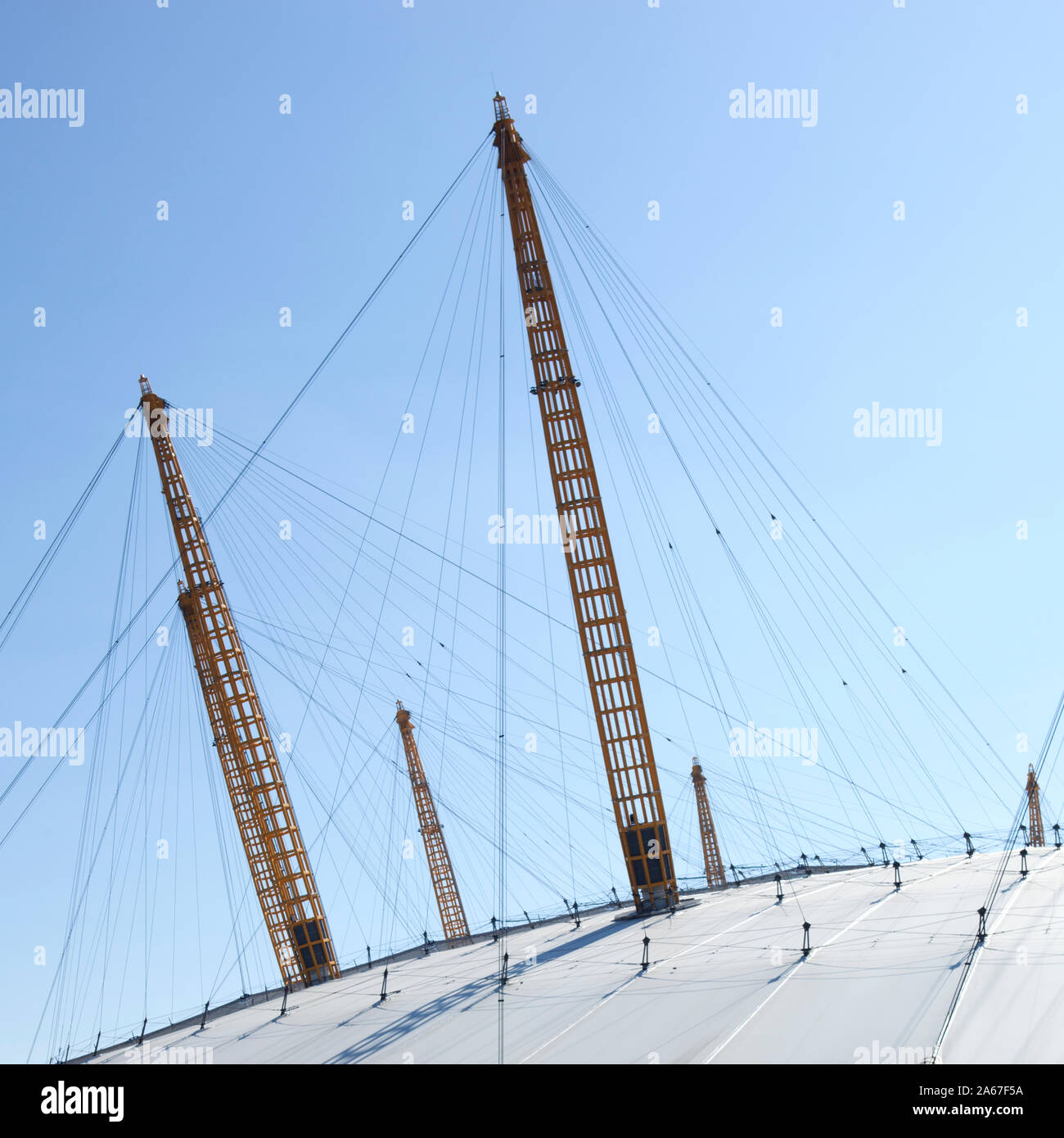 O2 Arena London früher die Kuppel, in der Nähe der Dachkonstruktion zeigt Stahl und Kabel an einem sonnigen Tag vor blauem Himmel Stockfoto