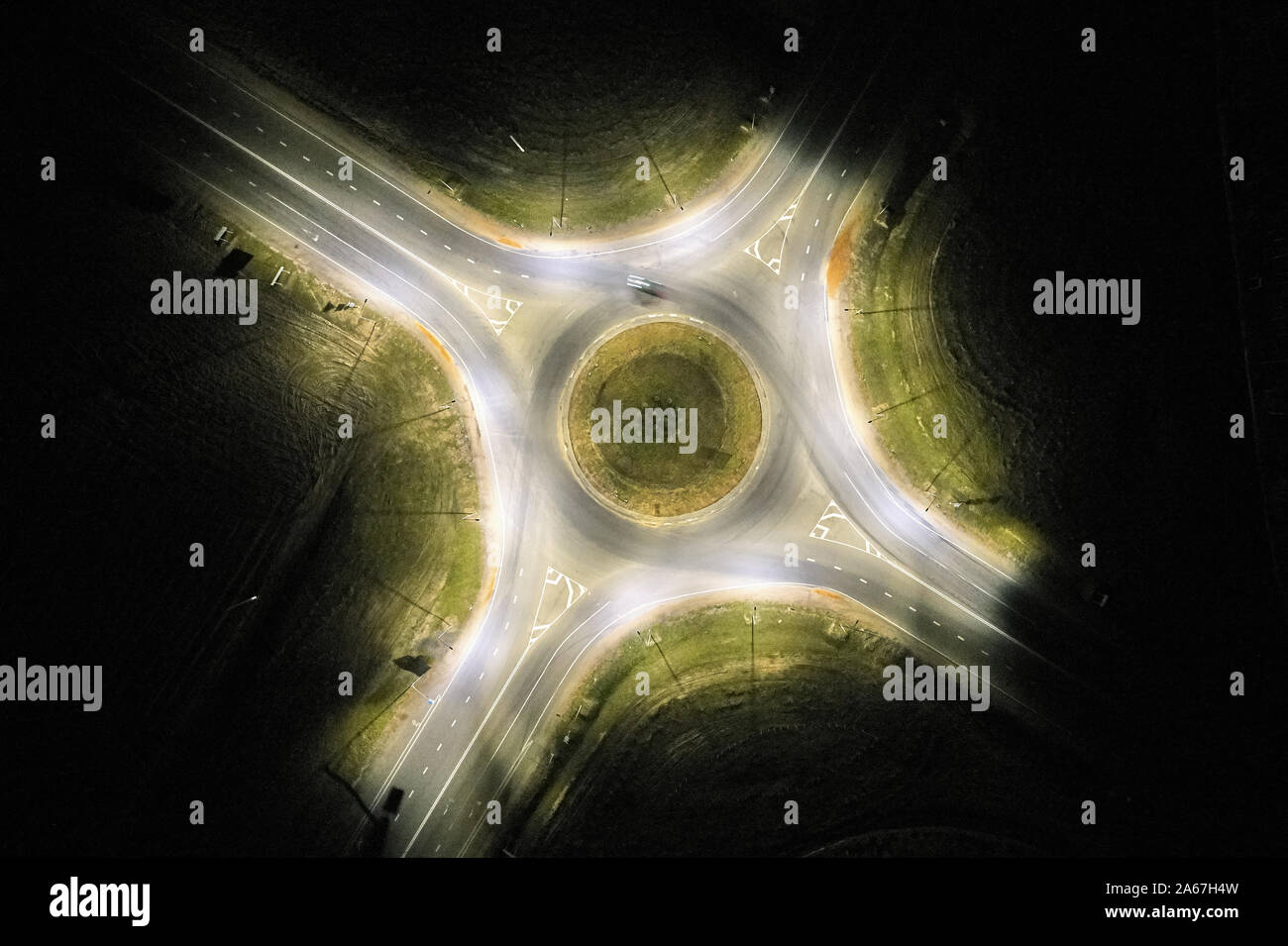 Autos am Kreisverkehr in der Nacht licht Zeit über drone Ansicht Stockfoto