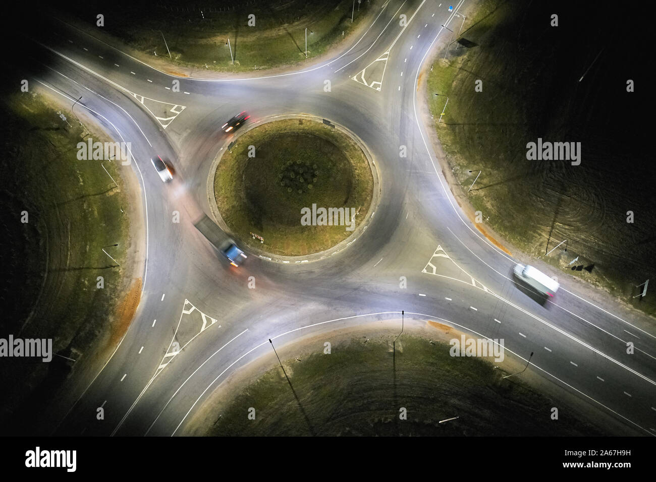 Kleine trafic im Kreisverkehr über drone Ansicht von oben Stockfoto