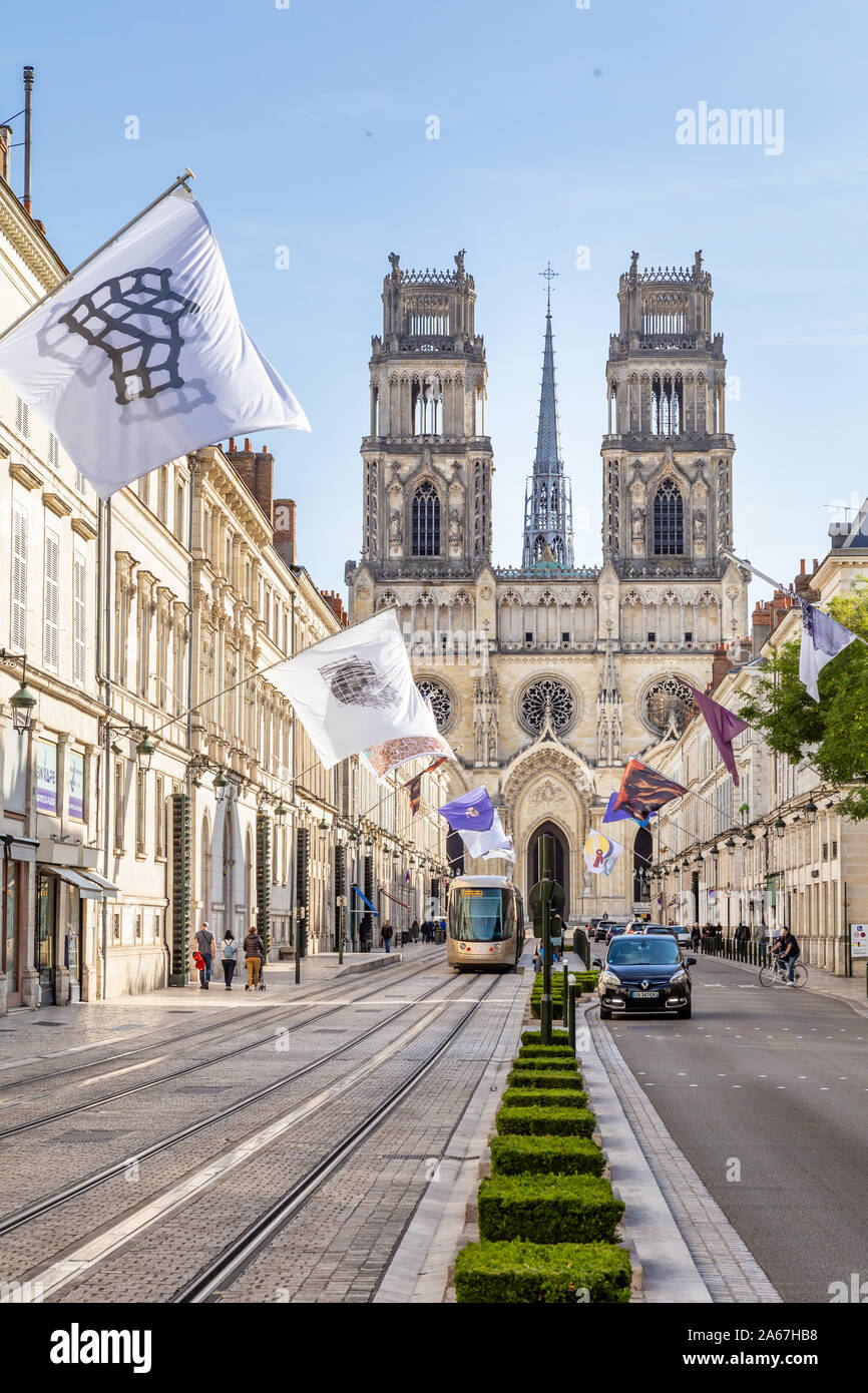 Orleans, Frankreich, 11. Oktober 2019: Orelans Centre und Royal Kathedrale des Heiligen Kreuzes in Frankreich Stockfoto