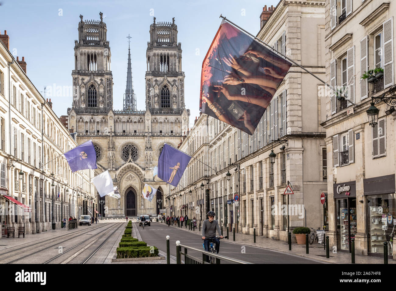 Orleans, Frankreich, 11. Oktober 2019: Orelans Centre und Royal Kathedrale des Heiligen Kreuzes in Frankreich Stockfoto
